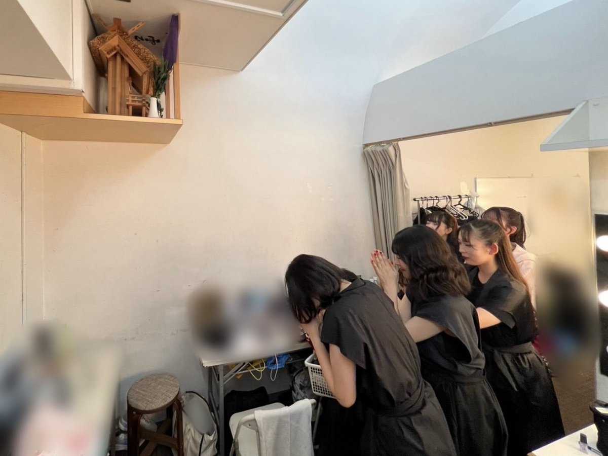 kadusano_X's tweet photo. とにかく襷掛けの成功を楽屋の神棚に願掛けしてから出るようになったら個人成功率100%になったんです✨✨
やっぱり舞台の神様っているんだなぁぁ

お客様やキャストの皆様からの気持ち悪かったー‼️‼️の声が最高の褒め言葉でした*ˊᵕˋ*

そして実はこのシーン
殺陣師の潮見さんからお話をいただいてダンスリーダー的な役割を務めさせていただきました！
お話における大切なシーン、そしてアンサンブルの見せ場をお任せいただいて本当に光栄すぎました✨✨ありがとうございました*ˊᵕˋ*
#ビス百花  #ビスプロ7