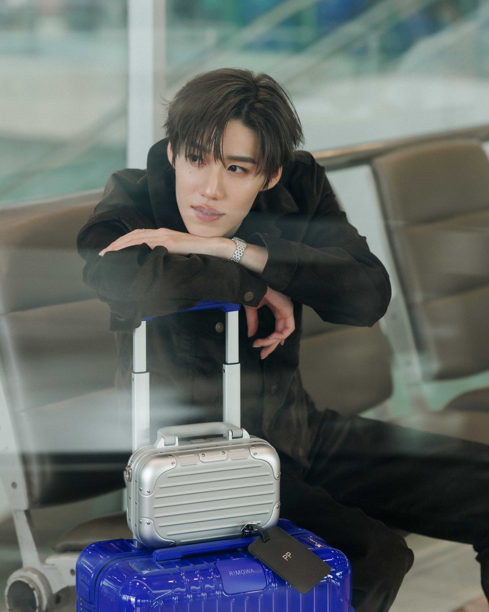 todayentth's tweet photo. พีพี กฤษฏ์ เตรียมออกเดินทางสู่กรุงโซล เพื่อร่วมงานเปิดตัว RIMOWA Essential Umber & Ultramarine

#PPKritt
#RIMOWA #RIMOWAEssential #RIMOWAColours 

ชม Airport Look ของ พีพี กฤษฏ์ เตรียมออกเดินทางสู่กรุงโซล ประเทศเกาหลีใต้ เพื่อร่วมงานเปิดตัว��ฉดสีใหม่จาก RIMOWA Essential Umber & Ultramarine Collection ในวันพุธที่ 7 ตุลาคม 2569 เวลา 19:00 น. (GMT+9) หรือ 17:00 น. ตามเวลาประเทศไทย 

พีพี กฤษฏ์ มาในลุคสบาย ๆ พร้อมแมทช์กระเป๋าเดินทาง RIMOWA Essential Cabin สี Ultramarine เข้าคู่กับ Original Bag 16 สี Silver เติมสีสันให้ลุคเดินทางครั้งนี้