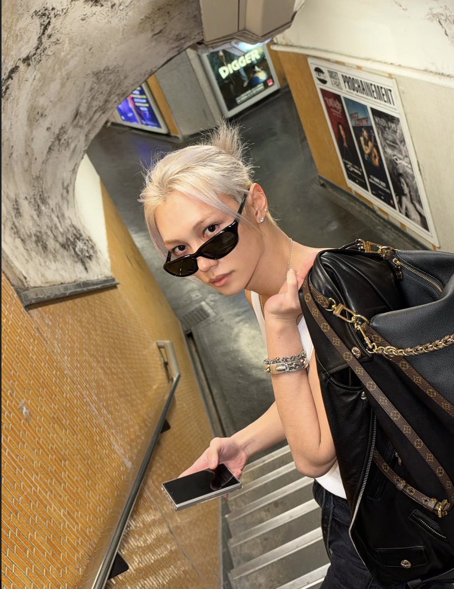 915bbok's tweet photo. the concept of serving cunt in the dirty parisian metro. he’s a real parisian now https://t.co/cYmC02RWOk