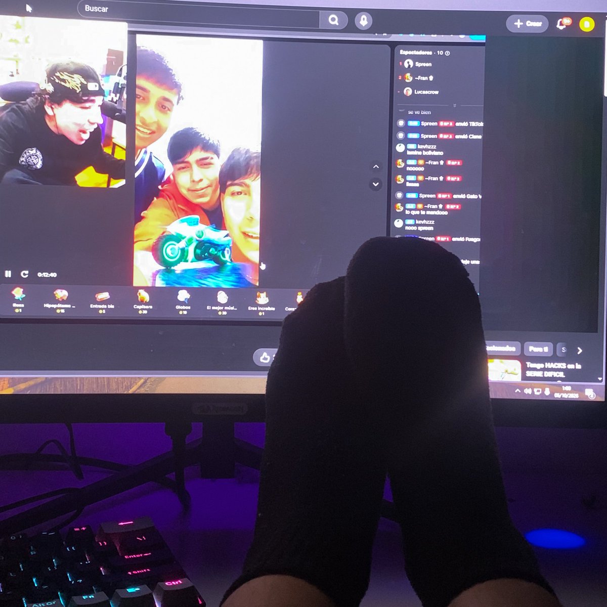 PrettyGirldsl's tweet photo. Tocó ponerse cómoda para esperar a inscribirme 
#feetfetısh #feetfetıshly #collegegirls https://t.co/DHNAUW9dqP