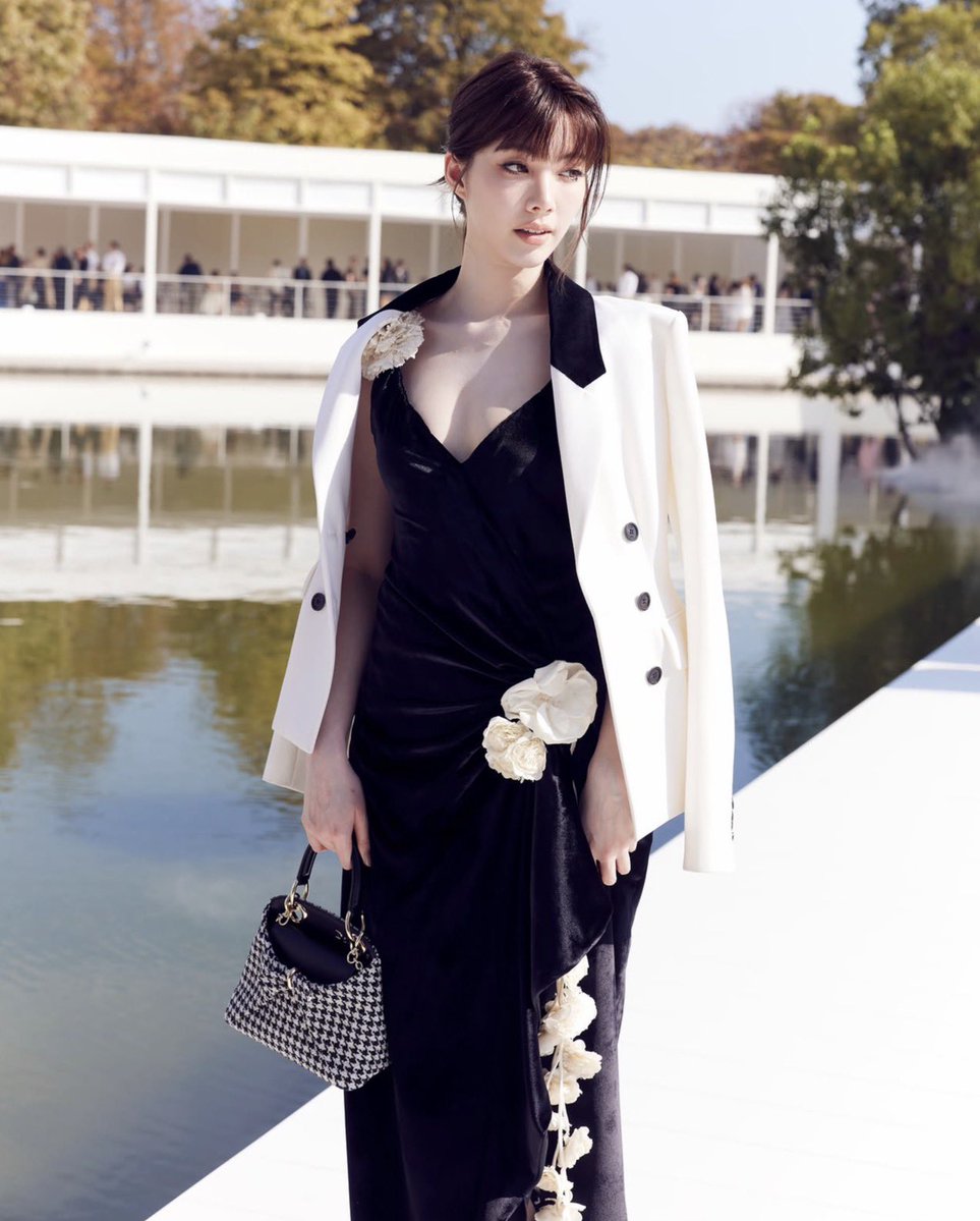iconsiam's tweet photo. ออม กรณ์นภัส ปรากฏตัวในโชว์ Dior Summer 2027 ด้วยลุคขาวดำที่ดูชัดเจนจากระยะไกล แต่เมื่อมองใกล้กลับเต็มไปด้วยรายละเอียดที่ค่อยๆ เปิดเผยออกมา

เดรสยาวสีดำใช้การเดรปสร้างเส้นไปตามลำตัว ก่อนเปิดชายกระโปรงด้วยผ่าสูง ดอกไม้สีครีมถูกวางแบบไม่สมมาตรตั้งแต่หัวไหล่ สะโพก ไปจนถึงแนวกระโปรง ทำให้ชุดดูเหมือนมีการเคลื่อนไหวอยู่ตลอดเวลา

ออมเพิ่มความคมด้วยแจ็กเก็ตสีขาวปกดำที่คลุมไว้บนไหล่ ก่อนปิดลุคด้วย Mini Dior Cigale ลาย Houndstooth ปักเลื่อม พร้อมสายโซ่สีทองและขอบหนังสีดำ รูปทรงกระเป๋าที่มีมิติเหมือนงานประติมากรรมช่วยรับกับเส้นเดรปและรายละเอียดดอกไม้ของชุดได้พอดี

ความน่าสนใจของลุคนี้จึงไม่ได้อยู่แค่คู่สีคลาสสิก แต่อยู่ที่วิธีที่ออมทำให้ขาวและดำมีหลายอารมณ์ในคราวเดียว นั่นคือสุขุม คมชัด และโรแมนติกโดยไม่ดูหวานเกินไป

เลือกมิกซ์แอนด์แมตช์สไตล์ที่ใช่คุณได้ที่ Dior ICONLUXE ชั้น M, ICONSIAM

LINGORM DIOR SUMMER27

#ออมกรณ์นภัส #ormkornnaphat #ICONLUXE #ICONSIAM #Dior #DiorSummer27 #PFW #LingOrmDiorSummer27