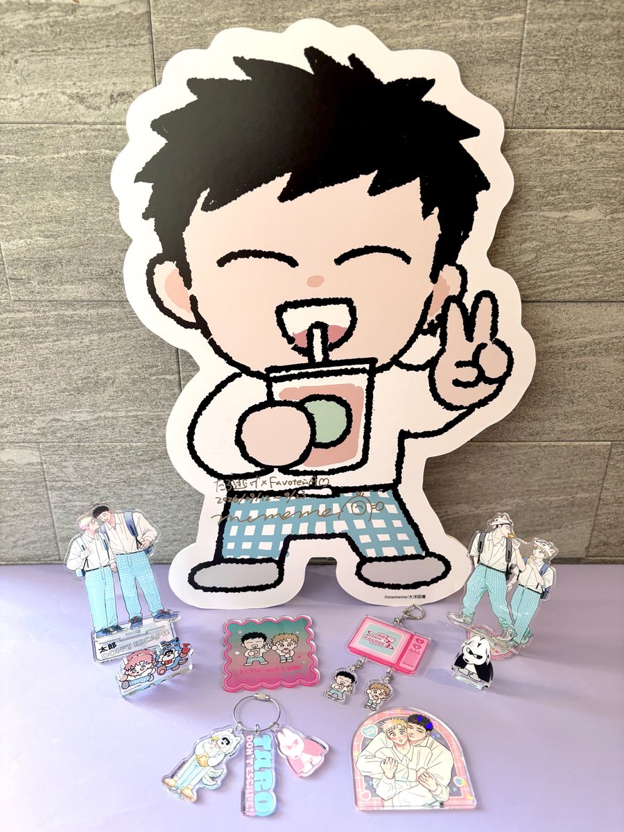 totoko_tomotar0's tweet photo. 見てーーーーーーーーー✌🏻💓💓💓
#たろ逃げ のFavoteriAさんハッシュタグキャンペーンに当選して、うちにどでかい鉄が🥹🎉㊗️🎊
グッズと比較してわかるこのデカさ😂
しかも念願の #mememe 先生のサイン入りです❣️❣️
キャーーーー嬉しすぎる💞💞
まずはセコム入らなきゃだわ…🦸🏻♀️ https://t.co/kKWtGB6Rmf