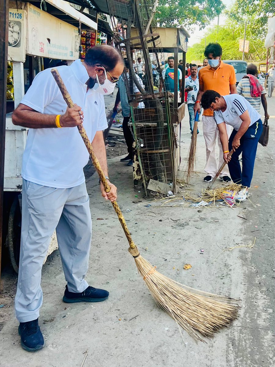 rameshbidhuri's tweet photo. दुर्गा मंदिर, बंगाली कॉलोनी, तुगलकाबाद गाँव दक्षिण दिल्ली में सेवा संकल्प अभियान के तहत रामलीला स्थल पर “मानव उत्थान सेवा समिति” के सहयोग से श्रमदान करते हुए।

स्वच्छता से सेवा, सेवा से संस्कार!

स्वच्छता केवल आसपास की सफाई नहीं, बल्कि स्वस्थ समाज, जागरूक नागरिक और सशक्त राष्ट्र के निर्माण का संकल्प है।

स्वच्छ भारत, स्वस्थ भारत!

#SwachhBharat #JanSeva #BJP4Delhi 
#RameshBidhuri