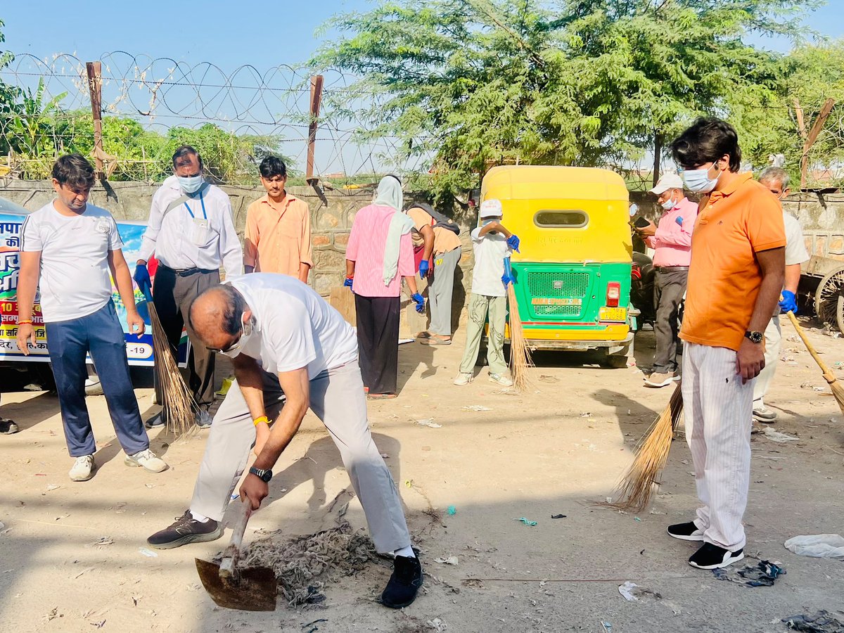 rameshbidhuri's tweet photo. दुर्गा मंदिर, बंगाली कॉलोनी, तुगलकाबाद गाँव दक्षिण दिल्ली में सेवा संकल्प अभियान के तहत रामलीला स्थल पर “मानव उत्थान सेवा समिति” के सहयोग से श्रमदान करते हुए।

स्वच्छता से सेवा, सेवा से संस्कार!

स्वच्छता केवल आसपास की सफाई नहीं, बल्कि स्वस्थ समाज, जागरूक नागरिक और सशक्त राष्ट्र के निर्माण का संकल्प है।

स्वच्छ भारत, स्वस्थ भारत!

#SwachhBharat #JanSeva #BJP4Delhi 
#RameshBidhuri