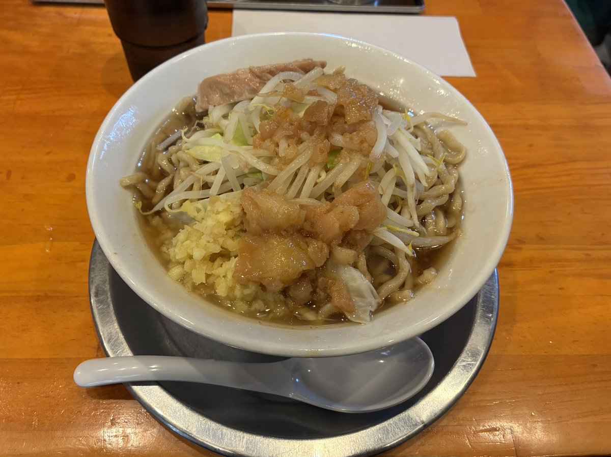 strh_0517's tweet photo. 先日知り合いと麺屋穴場でご飯食べた
お店がオープンしたばっかの頃に1回行ってそれっきり行ってなかったけど、見間違えなければ店主さんもお元気そうだったしラーメンも美味かった🤤 https://t.co/bgUZqJ3cWt