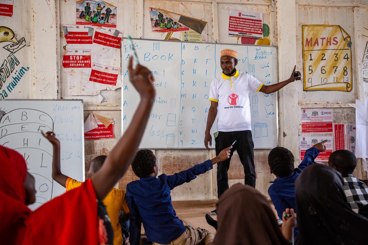 SaveChildrenSO's tweet photo. Today, we celebrate teachers across #Somalia who inspire curiosity, build confidence and create safe spaces for children to learn &amp; thrive. 

Thank you for shaping brighter futures, one child at a time.

Happy #WorldTeachersDay! https://t.co/ojTs6X18C6
