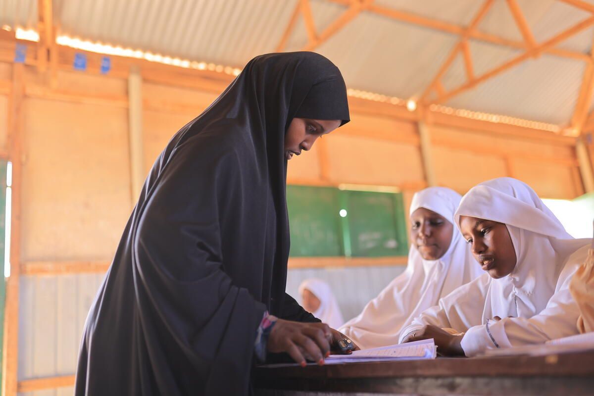 SaveChildrenSO's tweet photo. Today, we celebrate teachers across #Somalia who inspire curiosity, build confidence and create safe spaces for children to learn &amp; thrive. 

Thank you for shaping brighter futures, one child at a time.

Happy #WorldTeachersDay! https://t.co/ojTs6X18C6
