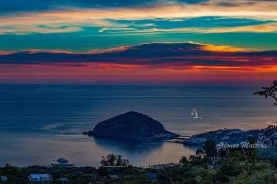 CuoreIschitano's tweet photo. Nessuno dipinge meglio di Madre Natura. . 
Ischia col vestito da sera elegante😍 https://t.co/6rKabYlXHb