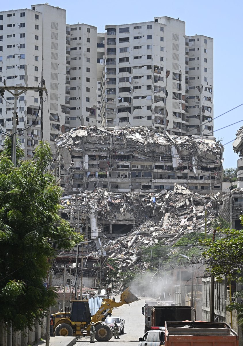 ElNacionalWeb's tweet photo. Más de tres meses después del doble terremoto que sacudió distintas regiones del país, el Colegio de Ingenieros de Venezuela (CIV) inició una nueva fase de inspecciones técnicas para precisar las causas de los daños estructurales registrados en edificaciones de La Guaira.

Félix Ojeda Oropeza, presidente de la Asamblea de Representantes del CIV, explicó que, tras culminar la etapa de revisión visual en las estructuras afectadas, el gremio enfocará sus capacidades técnicas en la realización de estudios forenses de ingeniería, con especial énfasis en infraestructuras complejas como la OPP 26 y OPP 27, ubicadas en la parroquia Caraballeda.

🔗 Lea más en https://t.co/X7kTWawwwd
