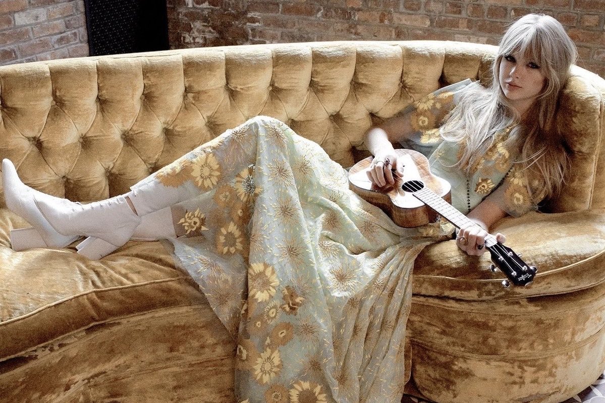 livenderhaze's tweet photo. I feel like she’s on a couch in all her photoshoots. https://t.co/EVvGmziMzx