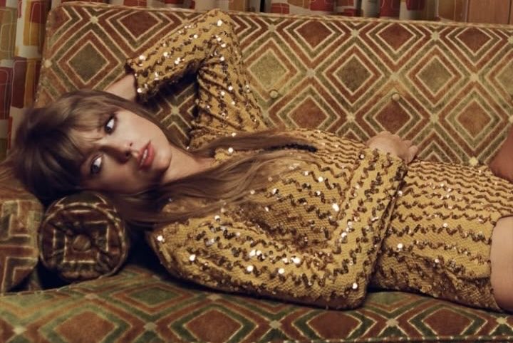 livenderhaze's tweet photo. I feel like she’s on a couch in all her photoshoots. https://t.co/EVvGmziMzx