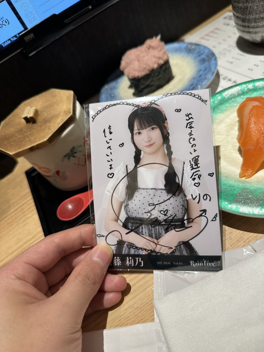 hangover0106's tweet photo. 金沢最高だったなぁ〜
スリーショットも握手会も本当に楽しい
早く莉乃ちゃんに会いたいな
拝めるだけでいい日になりそう
出会えたのはマジで運命！！
これからも推します🍻

#遠藤莉乃
#りのぺぃぴー https://t.co/UvGimIjw9L