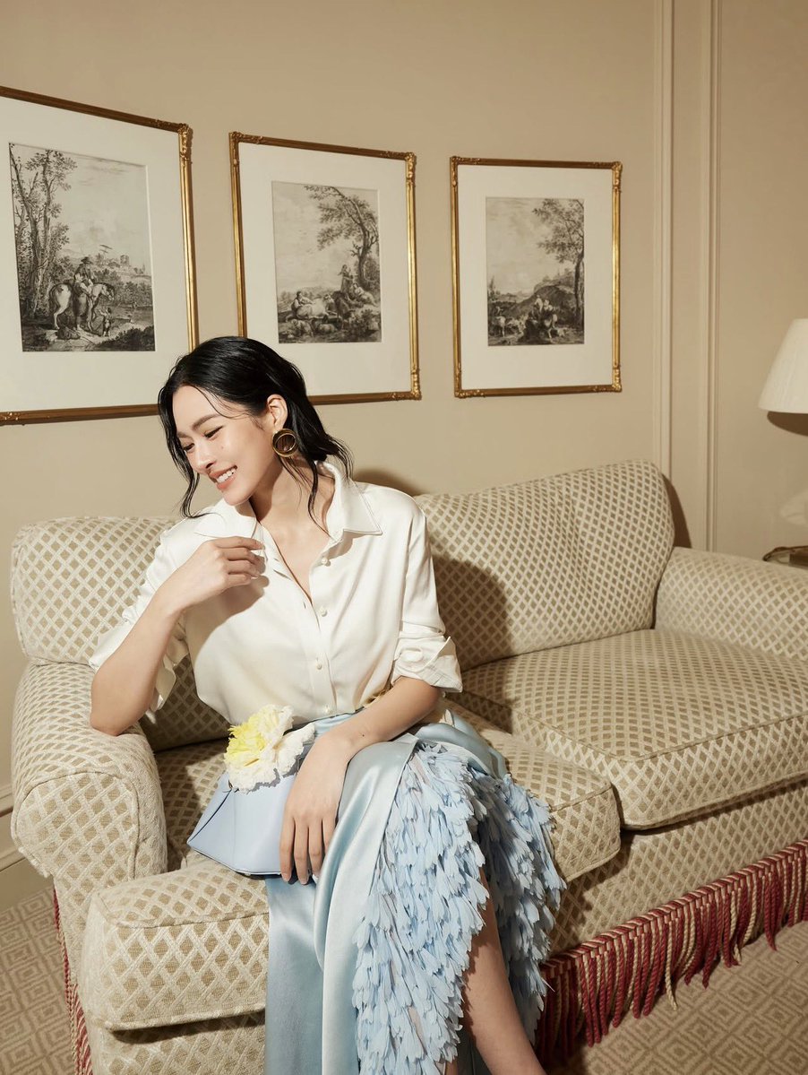 iconsiam's tweet photo. หลิงหลิง คอง ร่วมชมโชว์ Dior Spring/Summer 2027 ที่ปารีส ในลุคจากคอลเล็กชั่น Cruise 2027 โดยจับคู่เสื้อเชิ้ตผ้าไหมสีขาวครีมกับกระโปรงซาตินสีฟ้าพาสเทล

ความน่าสนใจอยู่ที่กระโปรงซึ่งใช้การจับเดรปสร้างเส้นสายพลิ้วไหว ก่อนเพิ่มพื้นผิวคล้ายพู่บริเวณชายกระโปรงและดอกไม้สีขาวเหลืองนวลตรงช่วงเอว ทำให้พาเลตต์สีอ่อนดูมีมิติ แต่ยังคงบรรยากาศที่เบาและผ่อนคลาย

หลิงหลิงคุมโทนต่อด้วยกระเป๋า Mini Dior Cigale สี Ice Blue ประดับดอกไม้ด้านข้าง พร้อมต่างหูวงกลมสีทองที่เติมความอบอุ่นให้กับลุค ผมรวบต่ำและปอยผมที่ปล่อยอย่างเป็นธรรมชาติช่วยลดความเป็นทางการลงอีกเล็กน้อย

เป็นลุคที่รายละเอียดค่อนข้างมาก ทั้งเดรป พื้นผิว และดอกไม้ แต่เมื่ออยู่บนหลิงหลิง ทุกอย่างกลับดูสงบและไม่พยายามเกินไป โรแมนติกแบบ Dior โดยไม่ต้องหวานจัด

พบกับแรงบันดาลใจที่ใช้ได้จริง ได้ที่ Dior ICONLUXE ชั้น M, ICONSIAM 

LINGORM DIOR SUMMER27

#Dior #DiorSummer27 #PFW #linglingkwong #ICONLUXE #ICONSIAM #LingOrmDiorSummer27