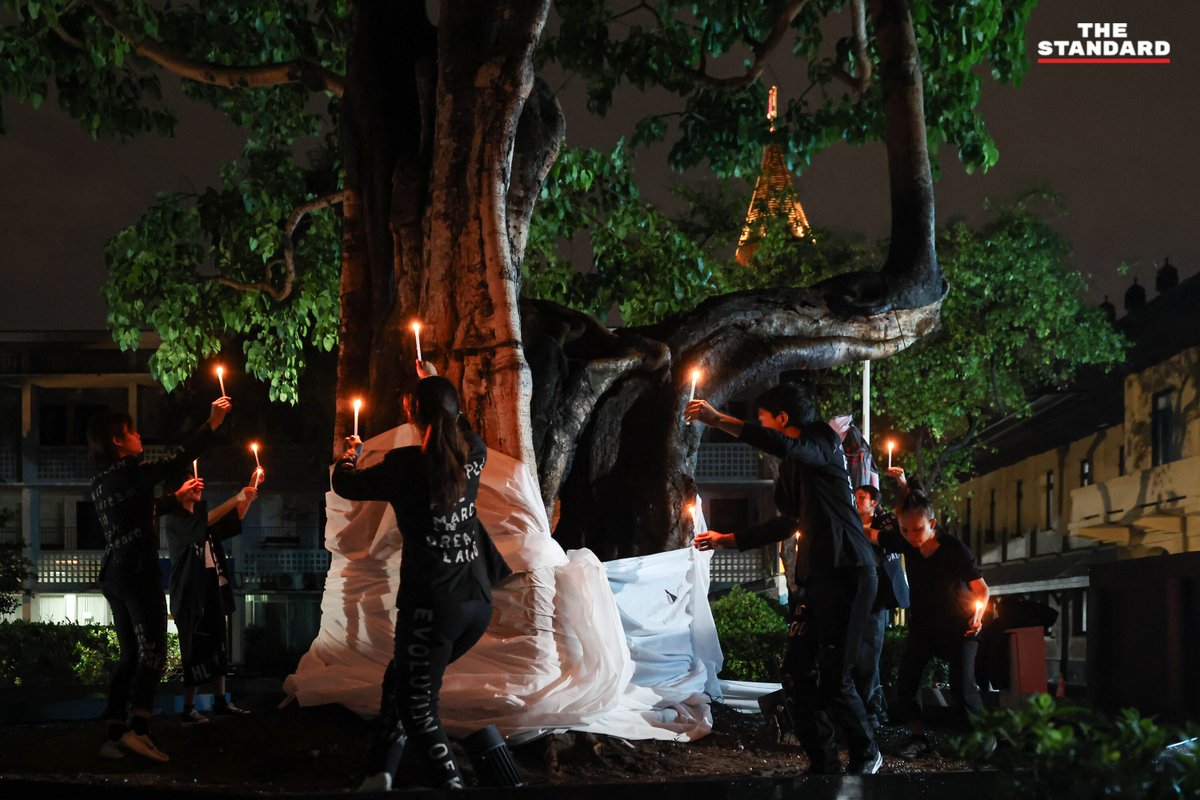 thestandardth's tweet photo. ปฐมฤกษ์รำลึก 50 ปี เหตุการณ์ 6 ตุลา ถ่ายทอด ‘นาฏกรรมลำนำ’ การแสดงสดบนพื้นที่จริง

เวลา 5.30 น. ของ 6 ตุลาคม 2569 ครบรอบ 50 ปี ของเหตุการณ์ 6 ตุลาคม 2519 ที่มหาวิทยาลัยธรรมศาสตร์ ท่าพระจันทร์ กลุ่มศิลปินเพื่อสันติภาพ ร่วมกับมูลนิธิไชยวนา และเครือข่ายจัดงานรำลึก 6 ตุลา จัดกิจกรรมศิลปะการแสดงสดชุด ‘นาฏกรรมลำนำ 50 ปี 6 ตุลาคม 2519 จากลานโพธิ์สู่ลานประติมากรรม 6 ตุลาคม 2519’ เพื่อรำลึกและน้อมคารวะผู้เสียสละชีวิต ผู้บาดเจ็บ และผู้ถูกจับกุมคุมขังจากเหตุการณ์สังหารหมู่เมื่อวันที่ 6 ตุลาคม 2519 ซึ่งเป็นกิจกรรมปฐมฤกษ์ของวาระรำลึก 50 ปี

🔴 ถ่ายทอดประวัติศาสตร์ผ่านศิลปะการแสดง

การแสดงเริ่มต้นขึ้นบริเวณลานโพธิ์ โดยมีการปูผ้าสีขาวเป็นทางเดินยาวตลอดเส้นทาง มุ่งหน้าผ่านลานปรีดี สนามฟุตบอล หน้าหอประชุมใหญ่ และไปสิ้นสุดที่ลานประติมากรรม นักแสดงได้ถ่ายทอดเรื่องราวผ่านบทกวี บทเพลง ดนตรี และการเคลื่อนไหวร่างกาย ท่ามกลางเสียงบรรเลงกลอง กีตาร์ และไวโอลิน โดยมีผู้เข้าร่วมงานประมาณ 100 คน เดินตามขบวนไปตลอดเส้นทาง

เมื่อขบวนเคลื่อนมาถึงบริเวณสนามฟุตบอล มีการบรรเลงบทเพลง ‘เพื่อมวลชน’ ก่อนมุ่งหน้าไปยังประติมานุสรณ์ 6 ตุลา ซึ่ง ณ จุดดังกล่าวได้มีการอ่านรายชื่อนักศึกษาและประชาชนผู้เสียชีวิตจากเหตุการณ์จำนวน 41 ราย พร้อมทั้งร่วมกันวางดอกไม้เพื่อเป็นการรำลึก ก่อนที่จะปิดท้ายกิจกรรมด้วยการร่วมร้องเพลง ‘แสงดาวแห่งศรัทธา’

สำหรับการแสดงชุดนี้ กำกับการแสดงโดย ธีระวัฒน์ มุลวิไล และประพันธ์บทกวีพร้อมบทลำนำโดย สินธุ์สวัสดิ์ ยอดบางเตย โดยมีนักแสดงผู้ร่วมถ่ายทอดเรื่องราวจำนวน 10 คน ประกอบด้วย สินธุ์สวัสดิ์ ยอดบางเตย, สินีนาฏ เกษประไพ, วสุ วรรลยางกูร, ปทิตตา แซ่เอี้ย, รัตฐนิกา โพธิ์ขวัญ, วิชชาพร ต่างกลาง, ภควัต แจ้งสุวรรณ์, ณัฐิศารัศมิ์ พงศ์ภานุมาศไพศาล, ภูมิภัทร ปัญญาภู และ ชัยภัทร ทิพยาณานุกุล

🔴 นัยของเวลา 05.30 น. สะท้อนเหตุการณ์จริง

เหตุผลที่กิจกรรม ‘นาฏกรรมลำนำ’ เริ่มต้นขึ้นในเวลา 05.30 น. เนื่องจากเป็นเวลาที่ตรงกับเหตุการณ์จริงในเช้าวันที่ 6 ตุลาคม 2519 ซึ่งเป็นช่วงเวลาที่ระเบิด M79 ลูกแรกถูกยิงเข้ามาตกบริเวณกลางสนามฟุตบอลของมหาวิทยาลัยธรรมศาสตร์ ทั้งนี้ เครือข่ายจัดงานรำลึก 6 ตุลา จะยังคงมีกิจกรรมรำลึกอื่นๆ จัดขึ้นอย่างต่อเนื่องตลอดทั้งวัน

ภาพ: ณาฌารัฐ ภักดีอาสา

#TheStandardNews #6ตุลา
