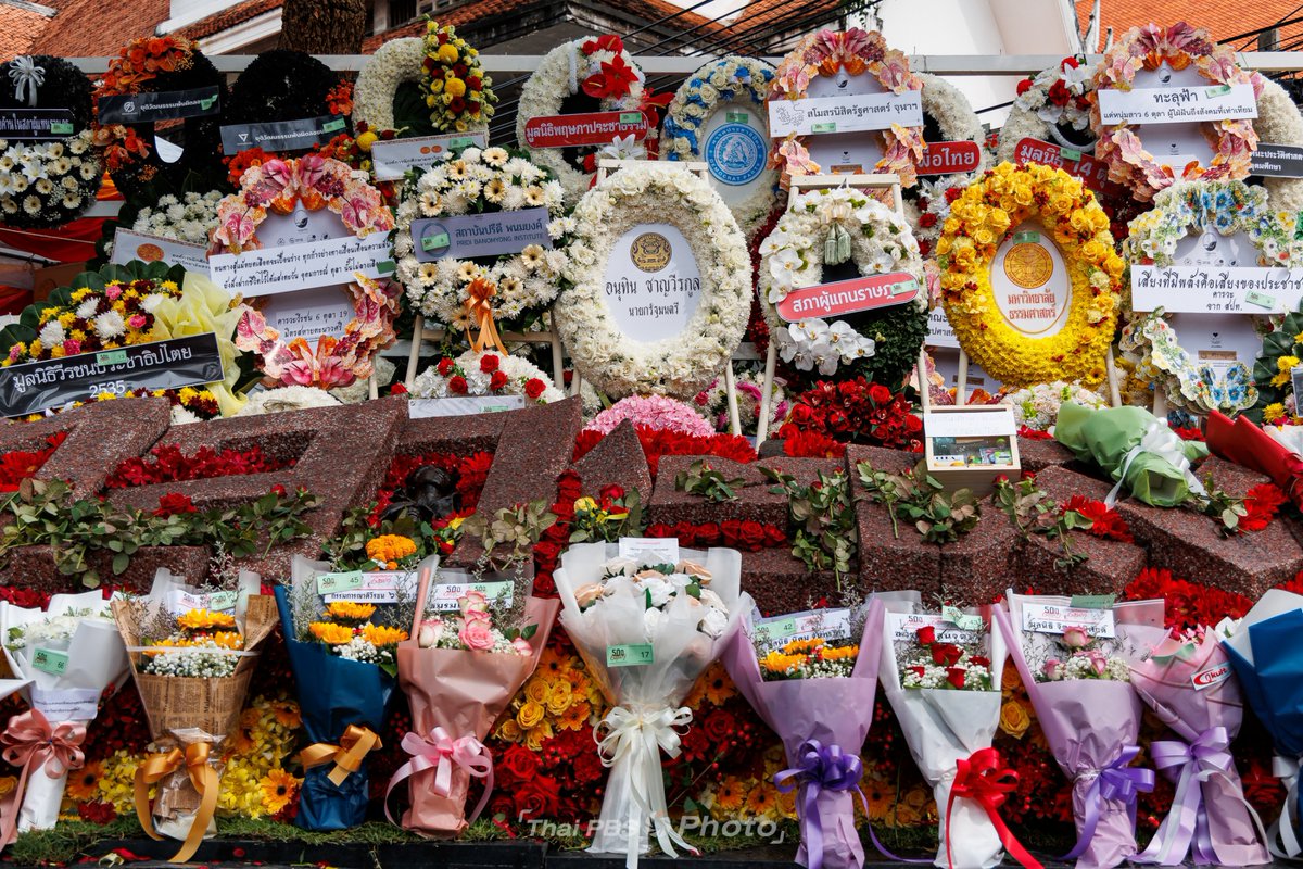 ThaiPBS's tweet photo. 50 ปี 6 ตุลา เมื่อความทรงจำยังคงอยู่ที่ธรรมศาสตร์
.
วันนี้ (6 ต.ค. 69) มหาวิทยาลัยธรรมศาสตร์ ท่าพระจันทร์ จัดกิจกรรมรำลึกครบรอบ 50 ปี เหตุการณ์ 6 ตุลาคม 2519 เพื่อรำลึกถึงผู้เสียชีวิตและทบทวนบทเรียนทางประวัติศาสตร์ ณ สวนประติมากรรมประวัติศาสตร์
.
ช่วงเช้ามีพิธีทำบุญตักบาตรพระสงฆ์ 19 รูป ก่อนผู้เข้าร่วมกิจกรรมร่วมยืนไว้อาลัยและขานนามผู้เสียชีวิตจากเหตุการณ์ 6 ตุลาฯ จากนั้นมีพิธีวางพวงดอกไม้และช่อดอกไม้รำลึกบริเวณประติมานุสรณ์ “ธรรมศาสตร์กับเหตุการณ์ 6 ตุลา 2519” โดยมีตัวแทนจากองค์กรต่าง ๆ เข้าร่วม
.
สำหรับกิจกรรมครบรอบ 50 ปี 6 ตุลาฯ ที่มหาวิทยาลัยธรรมศาสตร์ ท่าพระจันทร์ จัดขึ้นเพื่อร่วมกันรำลึกเหตุการณ์ เรียนรู้ประวัติศาสตร์ และไว้อาลัยต่อผู้สูญเสีย โดยมีกิจกรรมต่อเนื่องตลอดทั้งวัน ทั้งพิธีรำลึก การมอบรางวัล และกิจกรรมที่จัดโดยสภานักศึกษาและองค์การนักศึกษามหาวิทยาลัยธรรมศาสตร์
.
📸 Photo by : สุภณัฐ รัตนธนาประสาน
.
 ย้อนมองเหตุการณ์ประวัติศาสตร์ผ่าน 6 SCENES OF OCT. 6 ฉากควรรู้ ก่อนก้าวสู่นิทรรศการ 50 ปี 6 ตุลา 👉 https://t.co/ajDdP4FSwy
.
#ThaiPBS #ThaiPBSPhoto #TheVisual #TheVisualByThaiPBS
