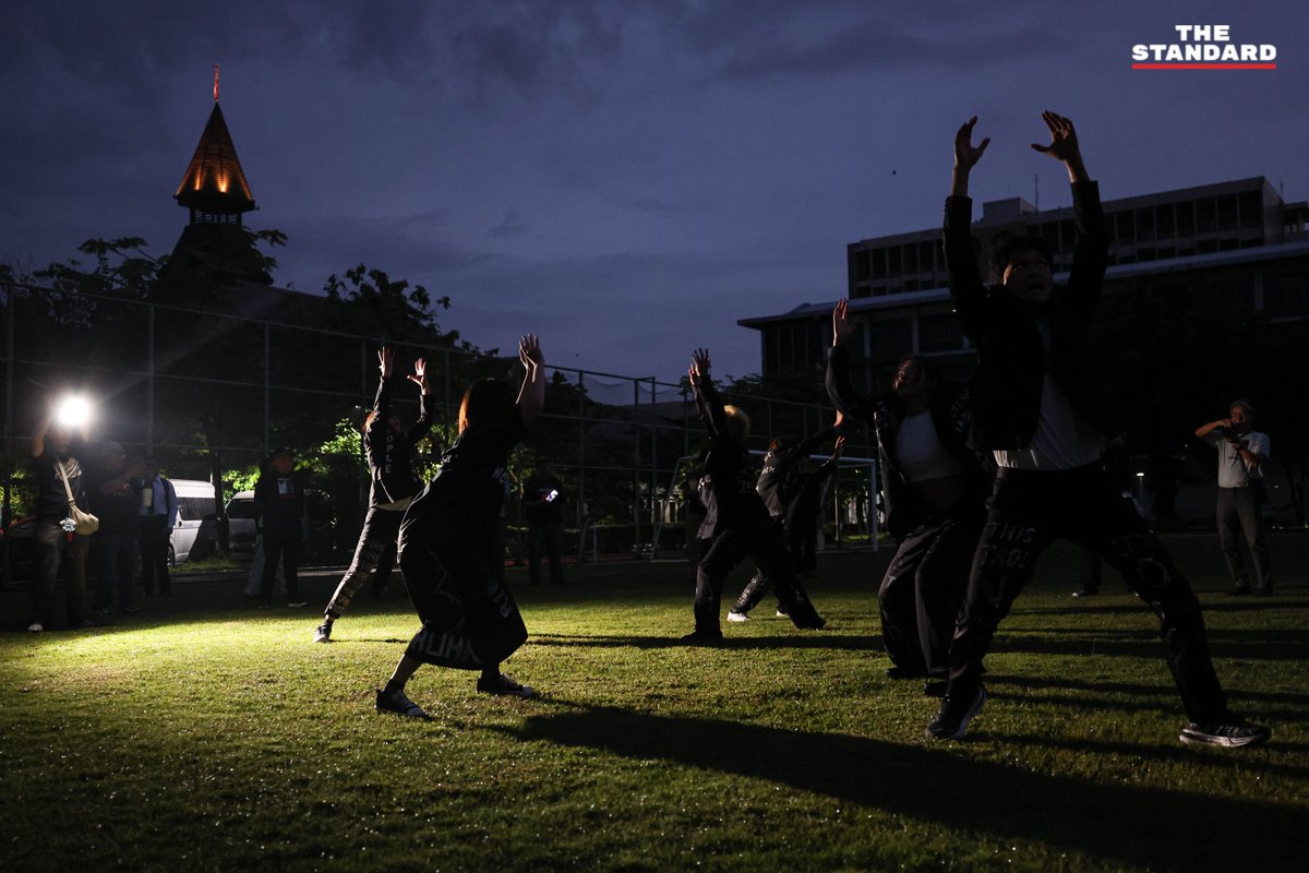 thestandardth's tweet photo. ปฐมฤกษ์รำลึก 50 ปี เหตุการณ์ 6 ตุลา ถ่ายทอด ‘นาฏกรรมลำนำ’ การแสดงสดบนพื้นที่จริง

เวลา 5.30 น. ของ 6 ตุลาคม 2569 ครบรอบ 50 ปี ของเหตุการณ์ 6 ตุลาคม 2519 ที่มหาวิทยาลัยธรรมศาสตร์ ท่าพระจันทร์ กลุ่มศิลปินเพื่อสันติภาพ ร่วมกับมูลนิธิไชยวนา และเครือข่ายจัดงานรำลึก 6 ตุลา จัดกิจกรรมศิลปะการแสดงสดชุด ‘นาฏกรรมลำนำ 50 ปี 6 ตุลาคม 2519 จากลานโพธิ์สู่ลานประติมากรรม 6 ตุลาคม 2519’ เพื่อรำลึกและน้อมคารวะผู้เสียสละชีวิต ผู้บาดเจ็บ และผู้ถูกจับกุมคุมขังจากเหตุการณ์สังหารหมู่เมื่อวันที่ 6 ตุลาคม 2519 ซึ่งเป็นกิจกรรมปฐมฤกษ์ของวาระรำลึก 50 ปี

🔴 ถ่ายทอดประวัติศาสตร์ผ่านศิลปะการแสดง

การแสดงเริ่มต้นขึ้นบริเวณลานโพธิ์ โดยมีการปูผ้าสีขาวเป็นทางเดินยาวตลอดเส้นทาง มุ่งหน้าผ่านลานปรีดี สนามฟุตบอล หน้าหอประชุมใหญ่ และไปสิ้นสุดที่ลานประติมากรรม นักแสดงได้ถ่ายทอดเรื่องราวผ่านบทกวี บทเพลง ดนตรี และการเคลื่อนไหวร่างกาย ท่ามกลางเสียงบรรเลงกลอง กีตาร์ และไวโอลิน โดยมีผู้เข้าร่วมงานประมาณ 100 คน เดินตามขบวนไปตลอดเส้นทาง

เมื่อขบวนเคลื่อนมาถึงบริเวณสนามฟุตบอล มีการบรรเลงบทเพลง ‘เพื่อมวลชน’ ก่อนมุ่งหน้าไปยังประติมานุสรณ์ 6 ตุลา ซึ่ง ณ จุดดังกล่าวได้มีการอ่านรายชื่อนักศึกษาและประชาชนผู้เสียชีวิตจากเหตุการณ์จำนวน 41 ราย พร้อมทั้งร่วมกันวางดอกไม้เพื่อเป็นการรำลึก ก่อนที่จะปิดท้ายกิจกรรมด้วยการร่วมร้องเพลง ‘แสงดาวแห่งศรัทธา’

สำหรับการแสดงชุดนี้ กำกับการแสดงโดย ธีระวัฒน์ มุลวิไล และประพันธ์บทกวีพร้อมบทลำนำโดย สินธุ์สวัสดิ์ ยอดบางเตย โดยมีนักแสดงผู้ร่วมถ่ายทอดเรื่องราวจำนวน 10 คน ประกอบด้วย สินธุ์สวัสดิ์ ยอดบางเตย, สินีนาฏ เกษประไพ, วสุ วรรลยางกูร, ปทิตตา แซ่เอี้ย, รัตฐนิกา โพธิ์ขวัญ, วิชชาพร ต่างกลาง, ภควัต แจ้งสุวรรณ์, ณัฐิศารัศมิ์ พงศ์ภานุมาศไพศาล, ภูมิภัทร ปัญญาภู และ ชัยภัทร ทิพยาณานุกุล

🔴 นัยของเวลา 05.30 น. สะท้อนเหตุการณ์จริง

เหตุผลที่กิจกรรม ‘นาฏกรรมลำนำ’ เริ่มต้นขึ้นในเวลา 05.30 น. เนื่องจากเป็นเวลาที่ตรงกับเหตุการณ์จริงในเช้าวันที่ 6 ตุลาคม 2519 ซึ่งเป็นช่วงเวลาที่ระเบิด M79 ลูกแรกถูกยิงเข้ามาตกบริเวณกลางสนามฟุตบอลของมหาวิทยาลัยธรรมศาสตร์ ทั้งนี้ เครือข่ายจัดงานรำลึก 6 ตุลา จะยังคงมีกิจกรรมรำลึกอื่นๆ จัดขึ้นอย่างต่อเนื่องตลอดทั้งวัน

ภาพ: ณาฌารัฐ ภักดีอาสา

#TheStandardNews #6ตุลา