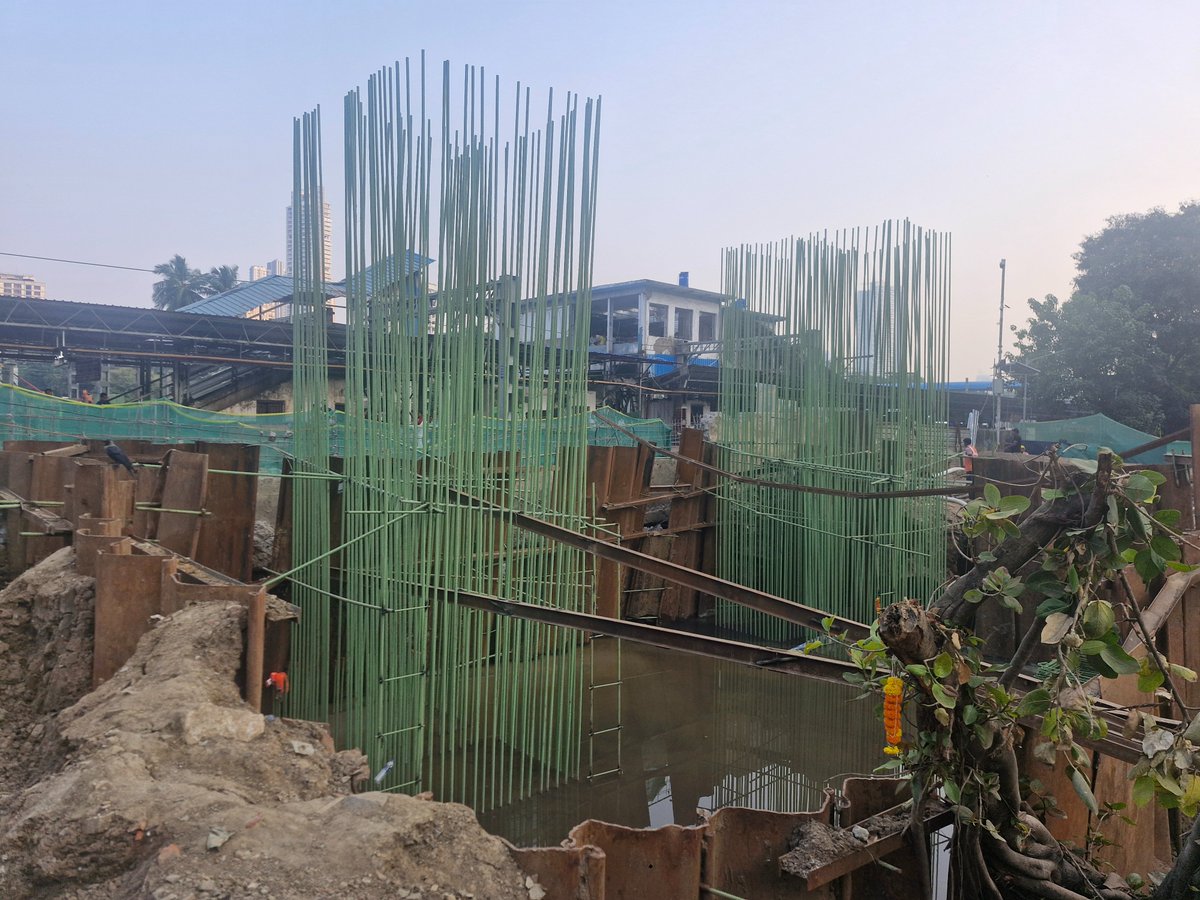 akshaywcam1's tweet photo. Thick piers coming up adjoining WR track for Parel ROB. Pile cap work is done it seems or soon to be done. https://t.co/EG9PPKQXyM