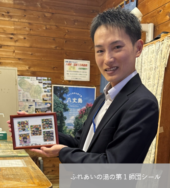 1log_nerima's tweet photo. 補給隊長です！八丈町で防災講話を実施させて頂きました。
町長・副町長を表敬訪問し、昨年入浴支援を行��た「ふれあいの湯」へ。今回は私が温かい温泉に癒されました！
当時お配りした第１師団シールも飾られておりました！
続くつながりに感謝。これからも地域ともに。
＃１後支 ＃防災の日 https://t.co/nKDONvmb5z