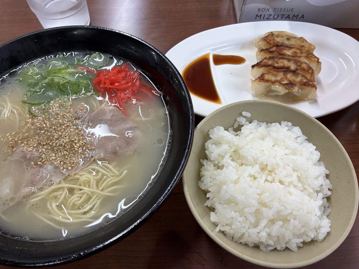 Rayquaza10105's tweet photo. 笑😂
やはり…今日も昼飯
ラーメン🍜w https://t.co/NZidWC6h0B