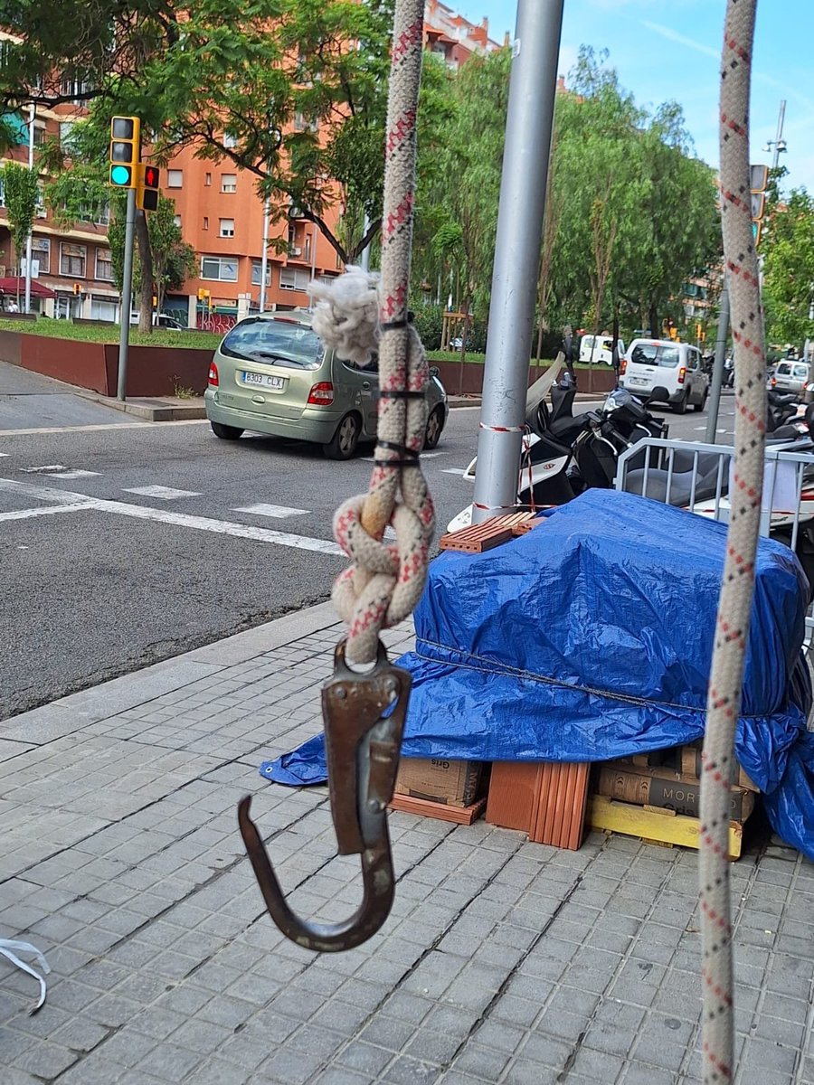 MiroClosa's tweet photo. 🔊🚨RIESGO DE CAÍDA DE MATERIALES EN VÍA PÚBLICA💥🤕

👷🏻‍♀️Trabajos en fachada con polea de subida d cargas🏗️

❌Bridas y nudos🚫
❌Pestillo seguridad inútil⚠️
❌Gancho de sistema de anclaje anticaídas⛓️‍💥🪝

RD1215 adecuación de conformidad equipos de trabajo⚖️📚

#PRLimages #PRL https://t.co/LJnfMsxiH7