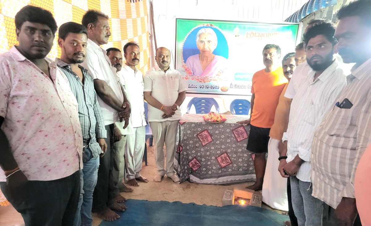 DharmareddyTRS's tweet photo. పరకాల నియోజకవర్గం నడికుడ మండల కేంద్రంలో బీఆర్‌ఎస్ నాయకులు రావుల కిషన్ గారి తల్లి గౌరమ్మ గారు ఇటీవల మృతిచెందగా వారి కుటుంబాన్ని పరామర్శించడం జరిగింది.

#ChallaDharmaReddy #BRS #Parakala #Nadikuda #Telangana
@BRSparty https://t.co/UduKL2GJ4K