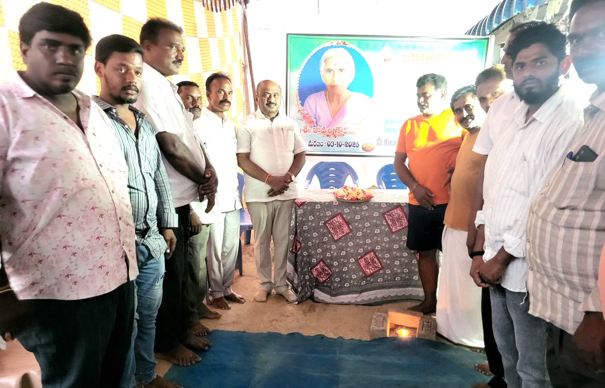 DharmareddyTRS's tweet photo. పరకాల నియోజకవర్గం నడికుడ మండల కేంద్రంలో బీఆర్‌ఎస్ నాయకులు రావుల కిషన్ గారి తల్లి గౌరమ్మ గారు ఇటీవల మృతిచెందగా వారి కుటుంబాన్ని పరామర్శించడం జరిగింది.

#ChallaDharmaReddy #BRS #Parakala #Nadikuda #Telangana
@BRSparty https://t.co/UduKL2GJ4K