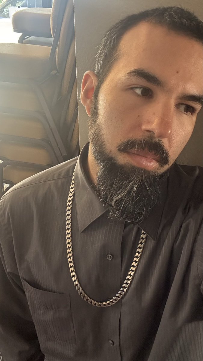 Tripy_Paco's tweet photo. Full beard business meeting ready with a little flash. https://t.co/RSiX0PwHTP