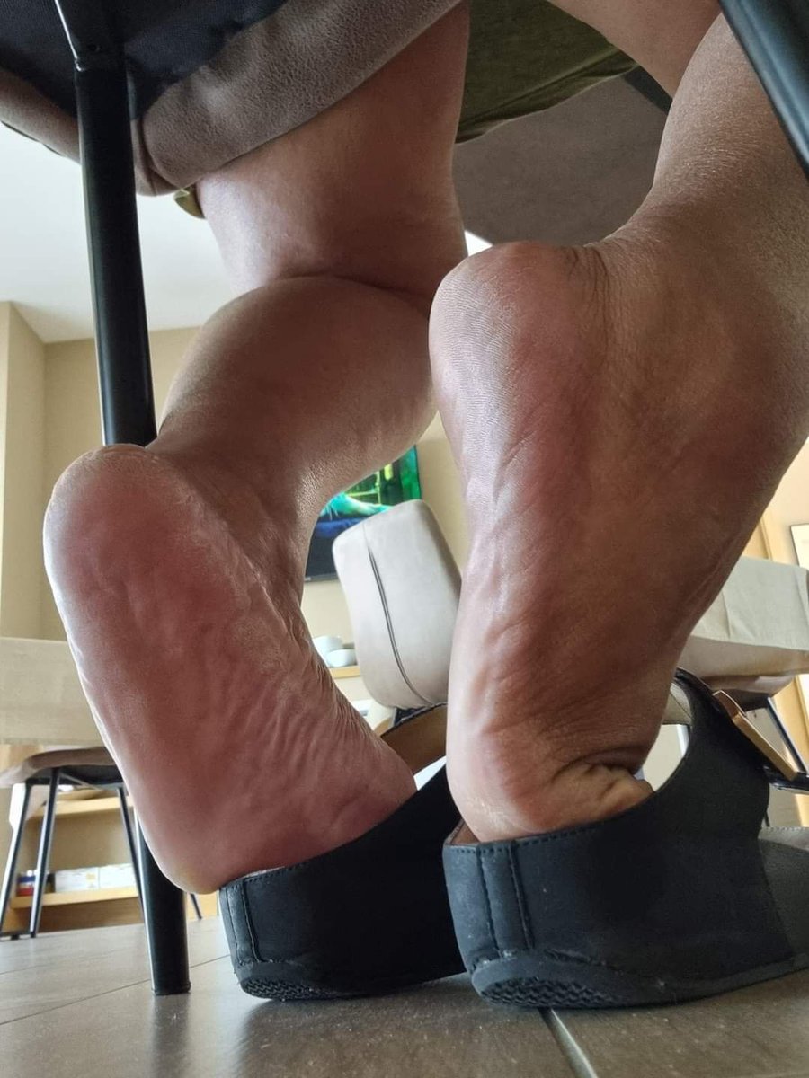 strong_04984's tweet photo. BBW granny with tasty feet 👅💦💦 https://t.co/bXSyjMGsjo