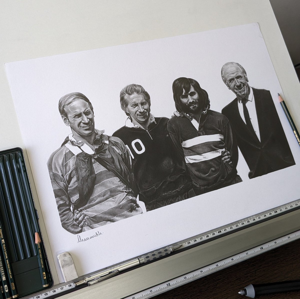 ShanmukhSripada's tweet photo. on this day in 1956
Sir Bobby Charlton made his debut at age 18 against Charlton Athletic and scored 2 goals ⚽️ ⚽️ 

the rest is history ❤️

throwback to my pencil drawing of the LEGENDS who shaped Man United ✍🏼 

#MUFC https://t.co/wzE9Ya4aR2
