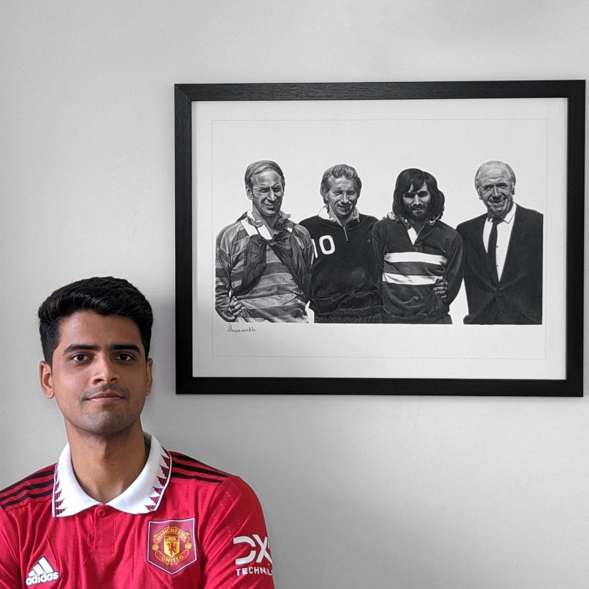 ShanmukhSripada's tweet photo. on this day in 1956
Sir Bobby Charlton made his debut at age 18 against Charlton Athletic and scored 2 goals ⚽️ ⚽️ 

the rest is history ❤️

throwback to my pencil drawing of the LEGENDS who shaped Man United ✍🏼 

#MUFC https://t.co/wzE9Ya4aR2