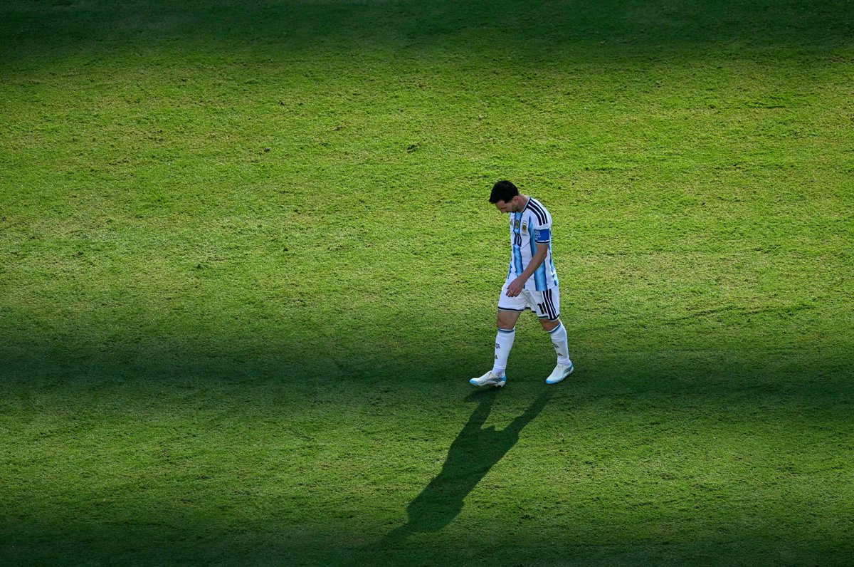 mohammedawaad's tweet photo. يوم الوداع الدولي .. يوم الشكر لأكمل مسيرة لاعب عرفتها كرة القدم

اليوم يقول ليونيل ميسي وداعاً للكرة الدولية .. https://t.co/9pOVicJd14
