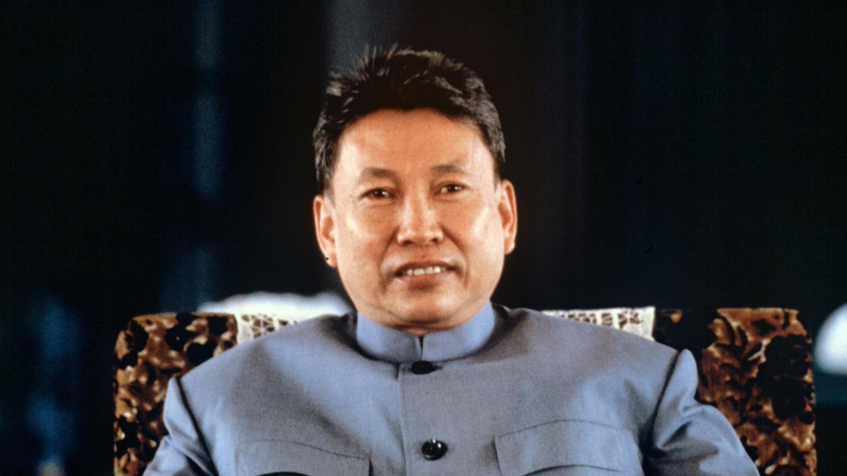 AugusteBardamu's tweet photo. L'Histoire retient Pol Pot comme le boucher du Cambodge.

Mais on oublie souvent le paradoxe le plus glaçant de ce dictateur.

Le tyran qui a voulu ramener son pays à l'âge de pierre n'était pas un paysan illettré.

C'était un bourgeois formé dans les universités parisiennes.

En 1975, il prend le pouvoir avec les Khmers rouges et décrète "l'Année Zéro".

Son projet : vider les villes et transformer le Cambodge en un immense camp de travaux forcés agraire.

Le résultat sera le génocide le plus fulgurant de l'Histoire moderne.

En moins de quatre ans, près de deux millions de Cambodgiens sont exterminés. Près d'un quart de la population.

La cruauté du régime tient dans une seule devise, froidement répétée chaque jour aux déportés par les miliciens de l'Angkar.

L'Angkar, c'est "l'Organisation" : l'entité suprême, sans visage et toute-puissante du parti communiste khmer, qui contrôle chaque seconde de la vie des citoyens.

Son mot d'ordre absolu : "Vous garder ne rapporte rien, vous détruire ne coûte rien."

Pour le dictateur, la culture et l'intellectualisme sont des maladies mortelles qu'il faut éradiquer.

Avoir les mains douces est une condamnation à mort. Parler une langue étrangère est un crime capital.

Même le simple fait de porter des lunettes suffit pour être abattu à coups de pioche ou étouffé avec un sac en plastique, car le régime refuse de gaspiller des balles.

Les témoignages des survivants décrivent une déshumanisation absolue.

Le cinéaste Rithy Panh, qui a vu toute sa famille mourir dans les camps de travail, raconte la terreur psychologique : "Pleurer un mort était un acte de rébellion. Si tu montrais ta peine, tu étais exécuté."

Les enfants étaient arrachés à leurs familles et endoctrinés pour devenir les bourreaux de leurs propres parents.

Dans son récit de survie, l'ingénieur Pin Yathay résume l'anéantissement voulu par ce système broyeur : "Nous étions ravalés au rang de bêtes. L'Angkar nous avait volé notre humanité."

Pendant que son peuple crevait dans la boue et la maladie, Pol Pot dirigeait l'extermination depuis le confort de ses résidences.

Mais la véritable insulte à la morale se trouve dans la fin de l'histoire.

Contrairement aux dignitaires nazis, le bourreau du Cambodge n'a jamais répondu de ses crimes devant un tribunal international.

Pol Pot s'est éteint paisiblement dans son lit, libre, en 1998.