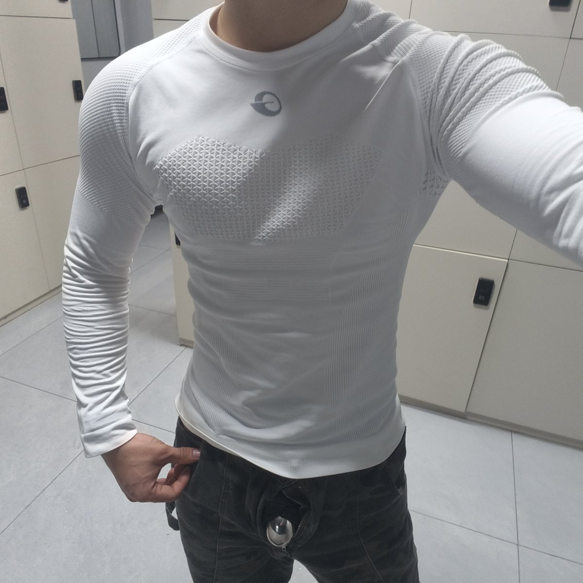 woshijir's tweet photo. 肌肉帅哥不为人知的秘密，练完之后精虫上脑展示自己的锁屌
#肌肉狗 #健身 #肌肉 #反差 #大学生 #暴露 #贱狗 https://t.co/ImLr1rJbSE