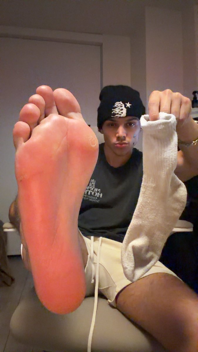 Alphasfeet's tweet photo. The ultimate dream is licking the alpha feet of the King @BenSharpington https://t.co/twd4Ii9BSC