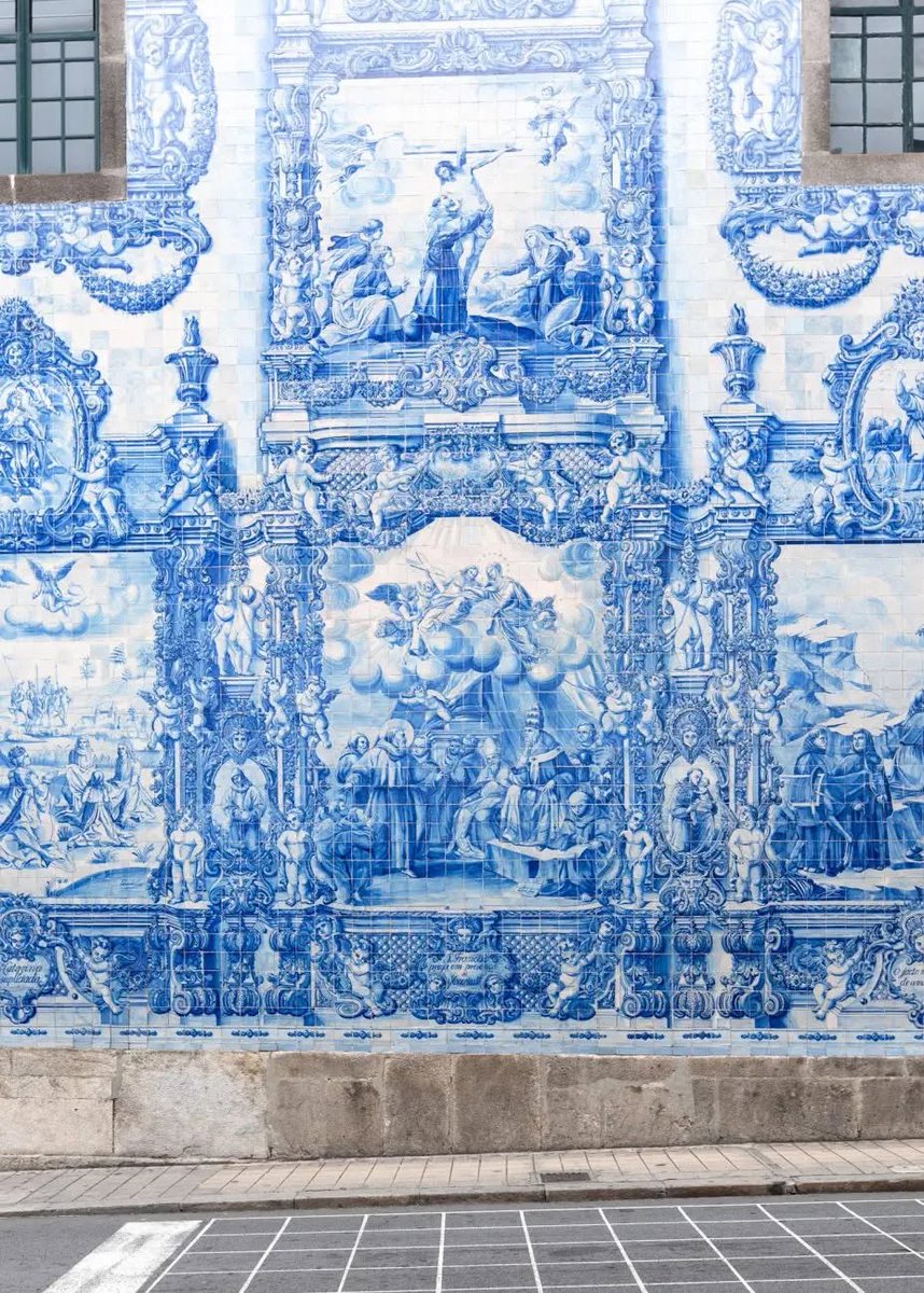 alentejo_1970's tweet photo. Introduzidos durante a presença mourisca na Península Ibérica, os portugueses adotaram e transformaram esta arte ao longo dos séculos, tornando-se o único país onde o azulejo reveste o exterior e o interior de igrejas, palácios, estações de comboio e edifícios civis. https://t.co/RAmlN5WYJA