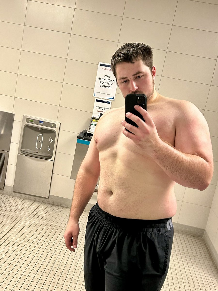 CaelKaleCael's tweet photo. Its finally too cold to wear a tshirt and shorts💔 | #gym #upperbody #liftingboy #gymselfie #gaygym #powerlifting #beefy #progressphotos https://t.co/VLNZUIVG84