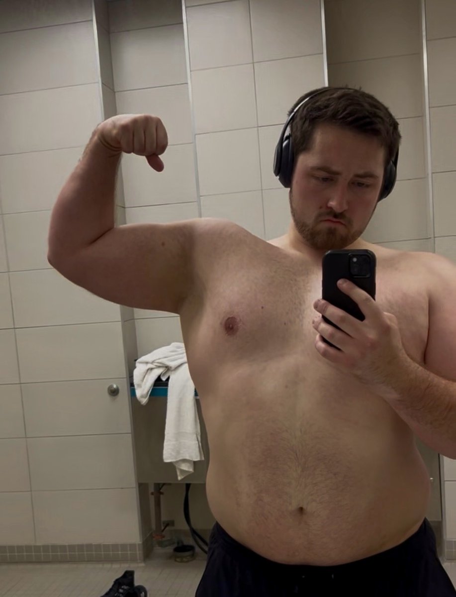 CaelKaleCael's tweet photo. Its finally too cold to wear a tshirt and shorts💔 | #gym #upperbody #liftingboy #gymselfie #gaygym #powerlifting #beefy #progressphotos https://t.co/VLNZUIVG84