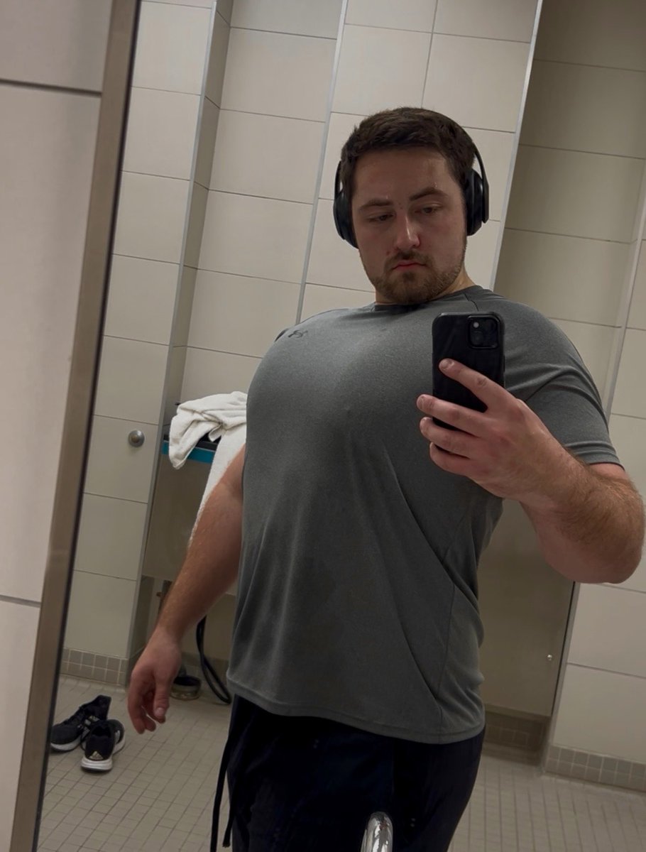 CaelKaleCael's tweet photo. Its finally too cold to wear a tshirt and shorts💔 | #gym #upperbody #liftingboy #gymselfie #gaygym #powerlifting #beefy #progressphotos https://t.co/VLNZUIVG84