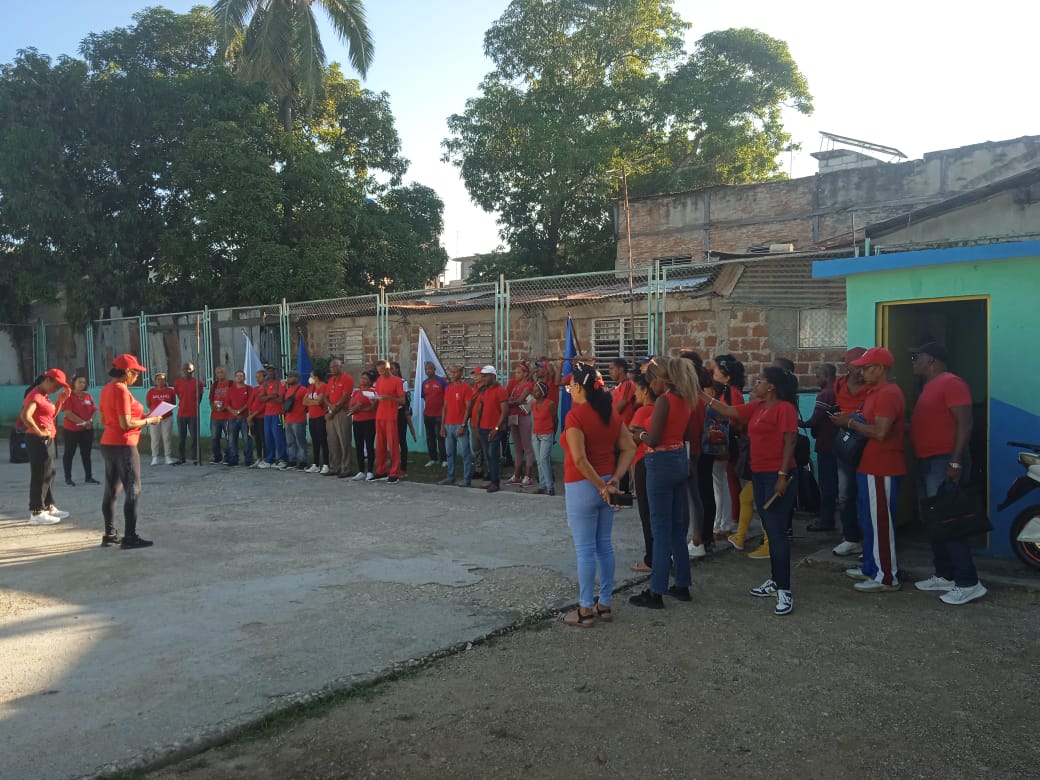 MarielaVideauxw's tweet photo. En guatanamo  se recuerda a los mártires de barbado, vespertino especial en dirección municipal de deportes #CubaVencera https://t.co/9ibVE6wGnq