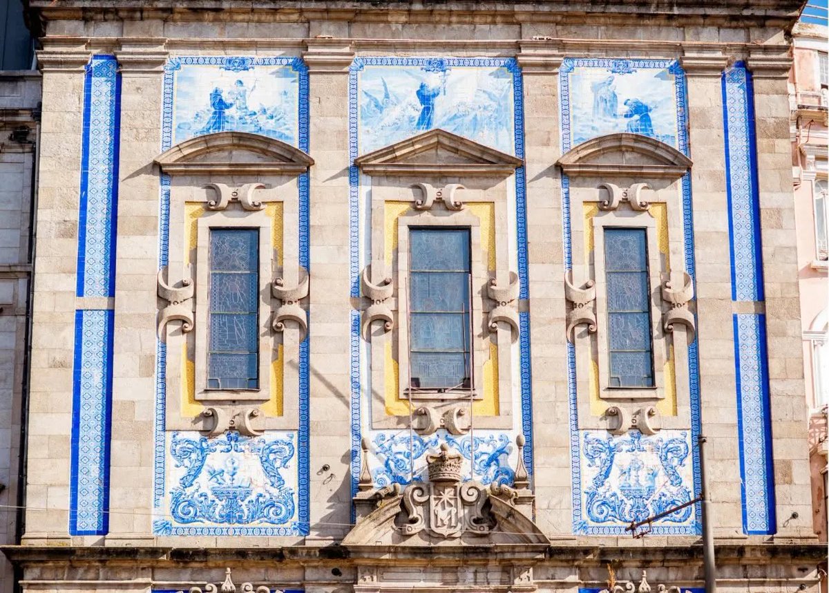 alentejo_1970's tweet photo. Introduzidos durante a presença mourisca na Península Ibérica, os portugueses adotaram e transformaram esta arte ao longo dos séculos, tornando-se o único país onde o azulejo reveste o exterior e o interior de igrejas, palácios, estações de comboio e edifícios civis. https://t.co/RAmlN5WYJA