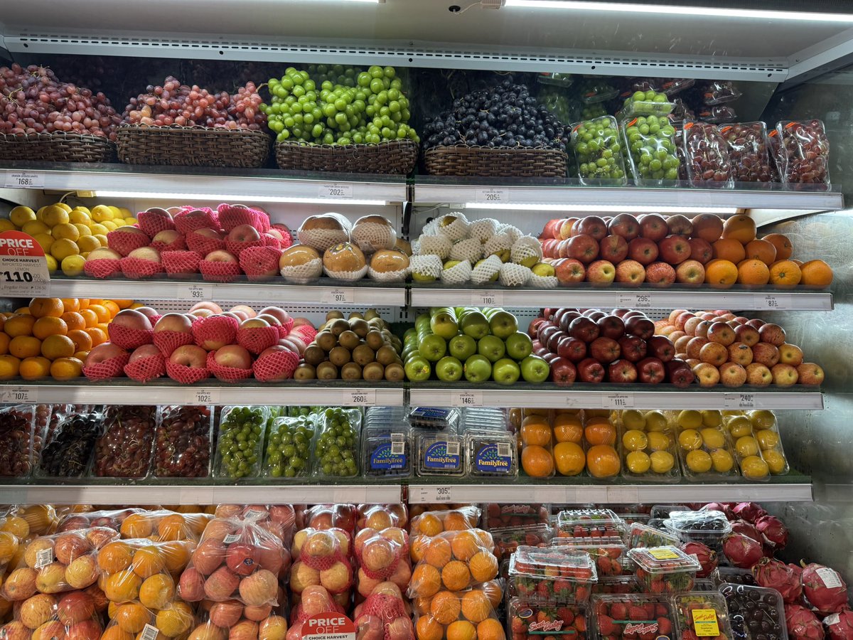 tearmywingsoff's tweet photo. I can’t stop thinking about this stores fruit arrangement https://t.co/D6c7Hx9hCe