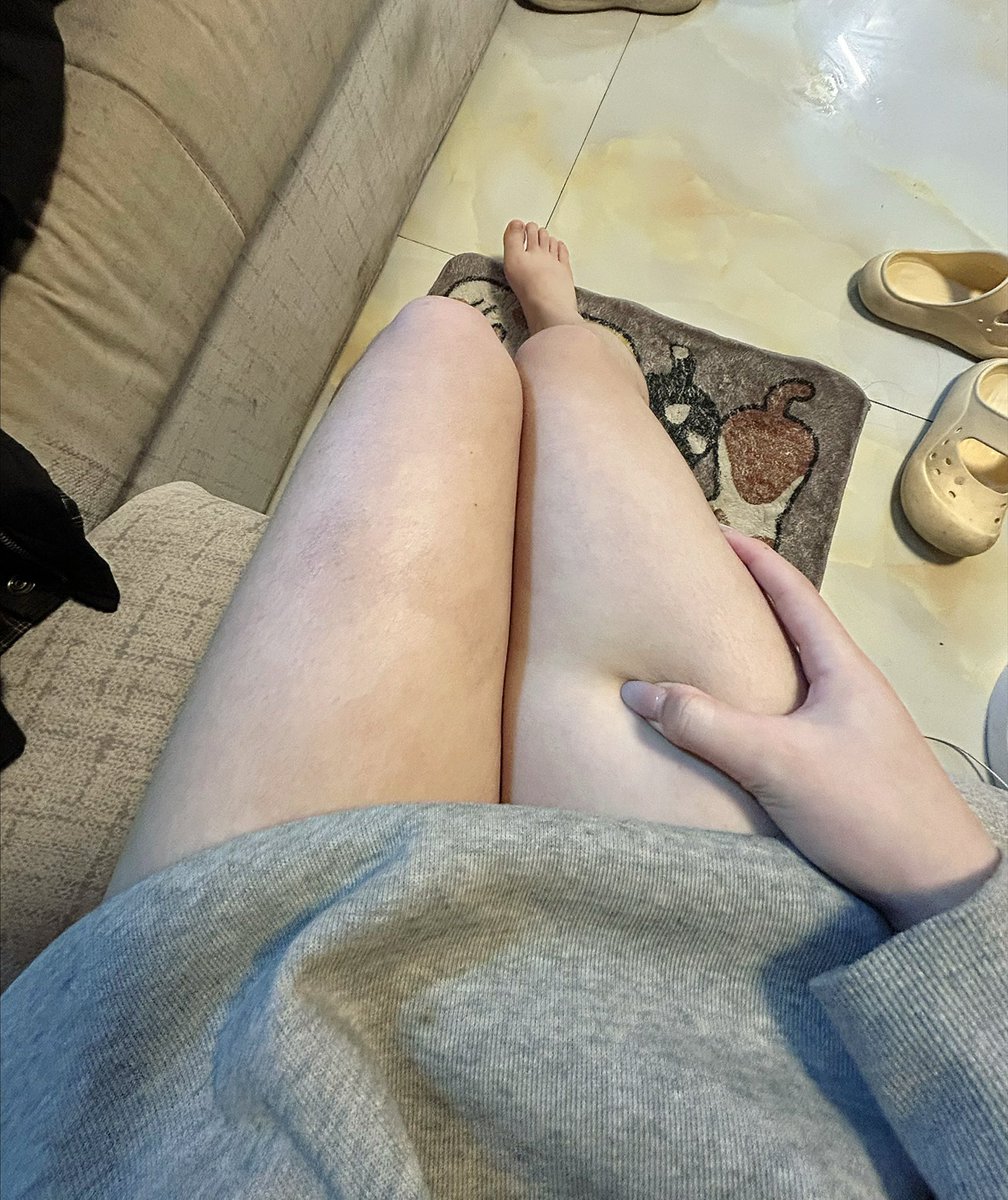 Cindyip6i's tweet photo. 肉腿现实有受众群体吗🥹感觉就是拍照很性感 但是现实看起来肉肉的不好看 https://t.co/rPptAcYVHt