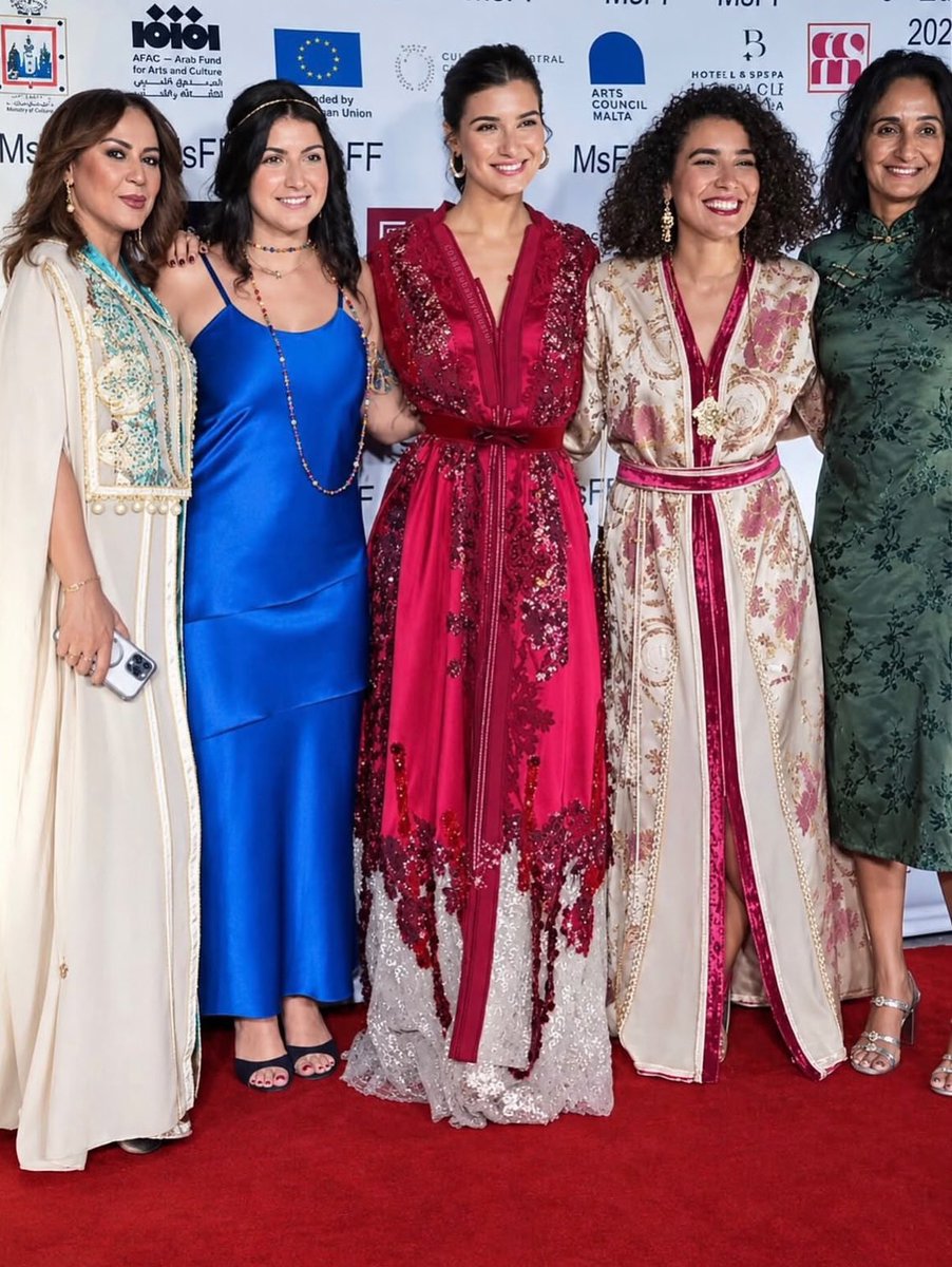 Y_Eliza13's tweet photo. La hermosa armonía que hubo en este equipo 🫶🏻✨ #TubaBüyüküstün #MARRAKECHsFF #MARRAKECHsFF2026 https://t.co/G7XSadLL5a