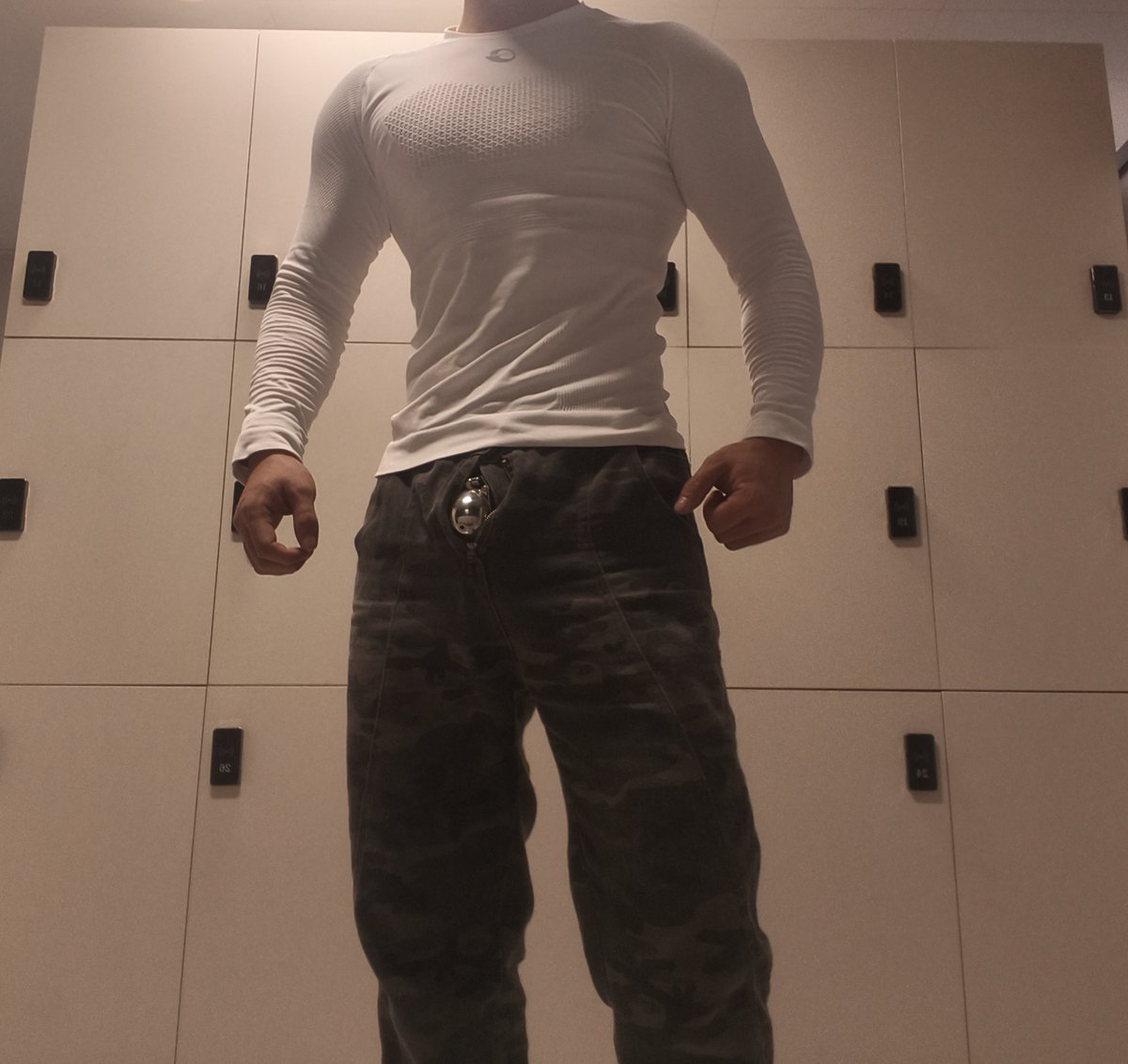 woshijir's tweet photo. 肌肉帅哥不为人知的秘密，练完之后精虫上脑展示自己的锁屌
#肌肉狗 #健身 #肌肉 #反差 #大学生 #暴露 #贱狗 https://t.co/ImLr1rJbSE