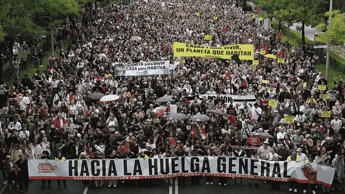 Carabanchelnet's tweet photo. 📌CCOO y UGT se suman al llamamiento y convocarán una huelga general por la vivienda
https://t.co/TlTzvjiTPB
#Carabanchel #Madrid #VIDEOS #CCOOyUGT #huelgageneral #salariosdignos #sindicatodeestudiantes #viviendas https://t.co/NniPsY612p