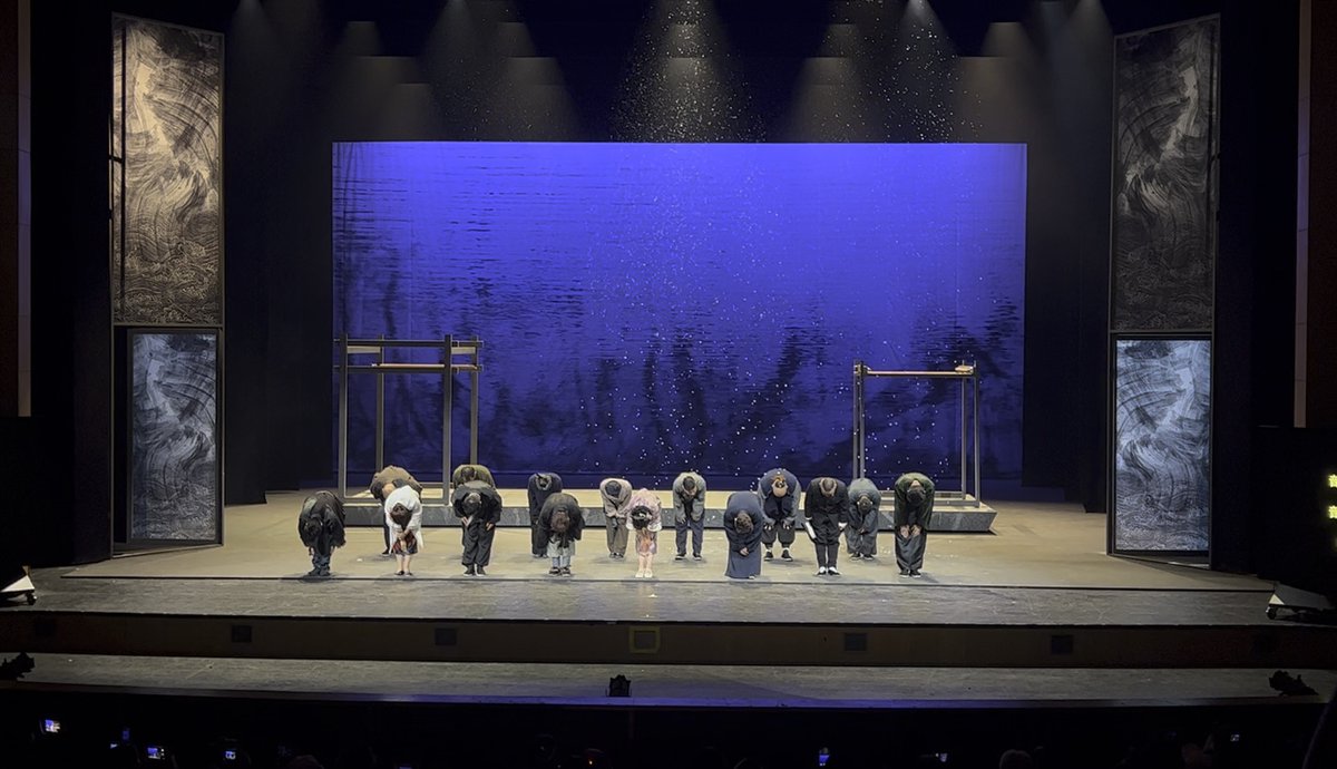LarryBennemre7's tweet photo. The play’s end left us breathless, with the tragic ruin forcing every actor to pour their all into the final, heart-shattering scene.， https://t.co/G8PDLjysoJ