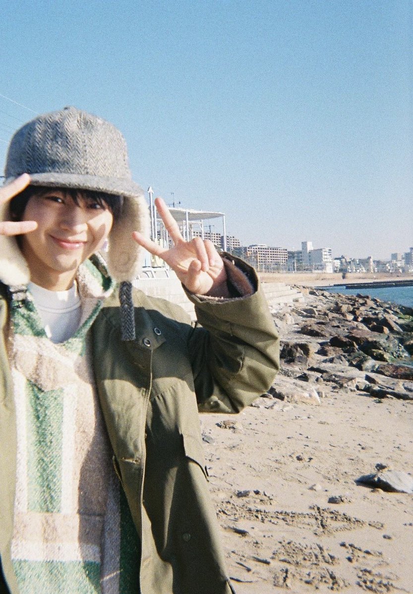 JUNON_jp's tweet photo. #藤本洸大 さんファースト写真集 #ジンジャーハイ が本日10月6日に発売しました！👏

藤本くんの魅力的な表情が、これでもかというほどたくさん見られます☺️
オフショット、貼ります📸（フィルムカメラでおしゃれに撮影したつもりでしたが不思議な画角になってしまいました…）

表紙のタイトル文字は、藤本くんの手書きです。

そして今日は21歳のお誕生日！ おめでとうございます🎂
さらに素敵な一年になりますように。
