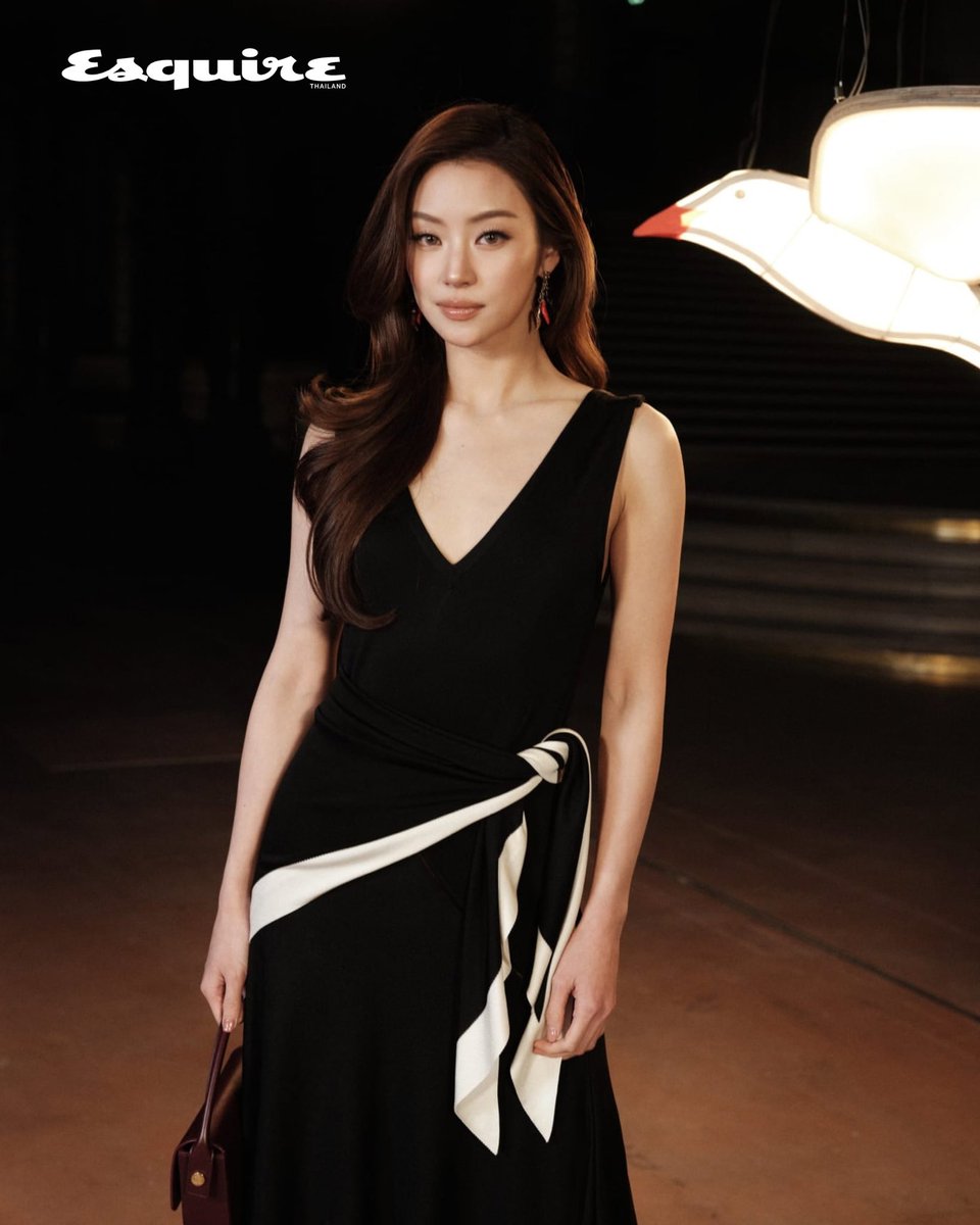 Esquire_Th's tweet photo. ชมลุคของเหล่าเซเลบริตี้ในโชว์ CHANEL คอลเล็กชั่นสุภาพสตรี Spring/Summer 2027 ซึ่งจัดขึ้น ณ Grand Palais ภายใต้การรังสรรค์ของ Matthieu Blazy ผู้อำนวยการฝ่ายศิลป์ด้านแฟชั่นของเมซง

#EsquireLOOKS
#CHANEL
#EsquireThailand 
#ManAtHisBest https://t.co/wjJCC5IaWx
