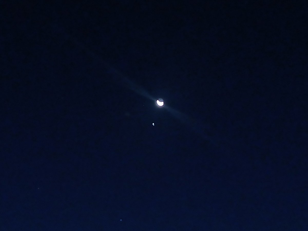 tourni310's tweet photo. Croissant de lune du 6 octobre 7h.... https://t.co/KPDvx2xiCr