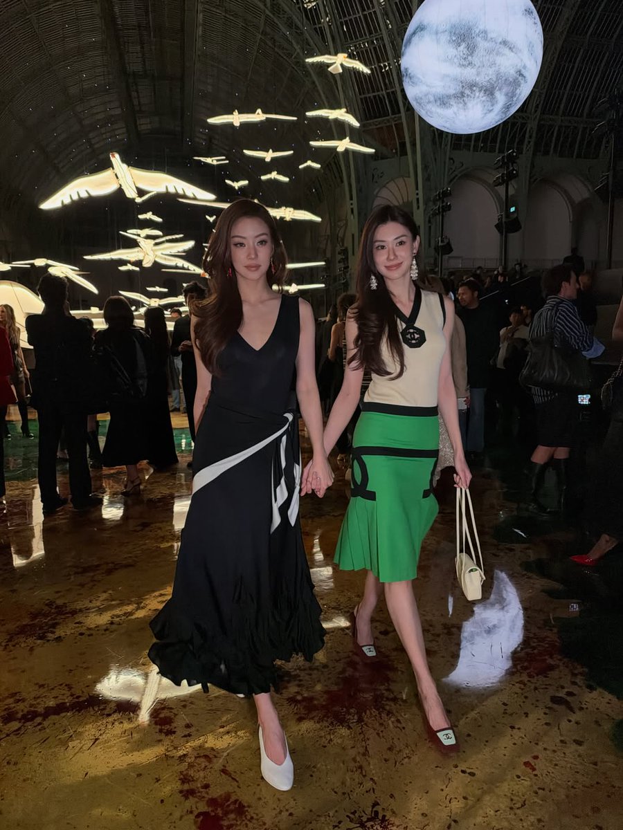 tvpoolsocial's tweet photo. เปิดโมเมนต์สุดปังของสองสาว “ลีน่า ลลินา – หมิว ณัชชา” บินลัดฟ้าสู่กรุงปารีส ร่วมชมแฟชั่นโชว์สุดยิ่งใหญ่แบบติดขอบรันเวย์ ในงาน Paris Fashion Week 2026 งานนี้ออร่าความสวยมาเต็ม พร้อมเสิร์ฟลุคแฟชั่นสุดโดดเด่น   

#LenaMiu #ลีน่าหมิว #PFW2026 https://t.co/QVhLCcC2GR